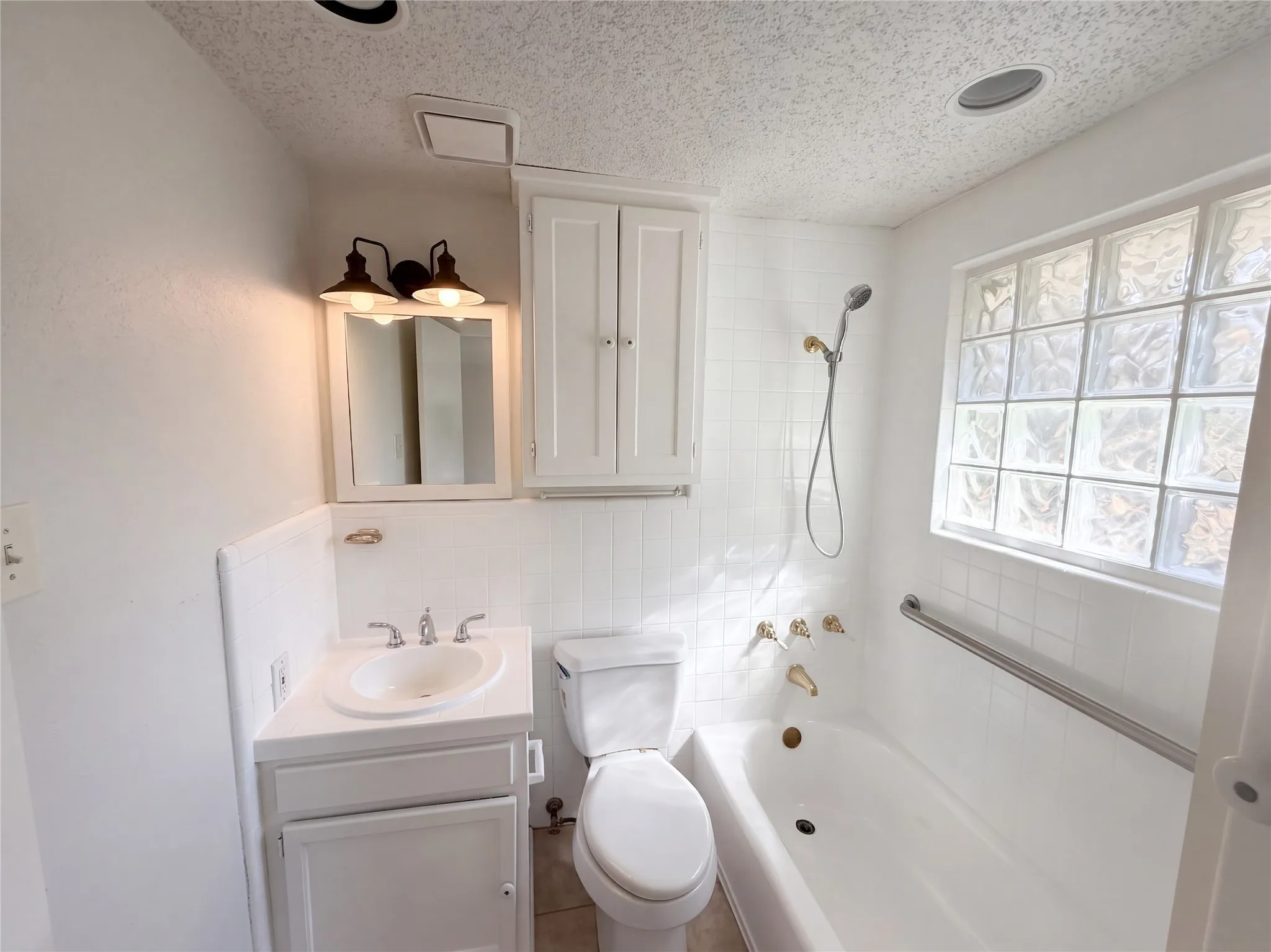Single Family Residence For Sale in Tarrant County , 5609 Baylor Avenue, River Oaks, Texas 76114, 3 Bedroom, 2 Bathroom, 4 Garage spaces, 1,578 Sqft, built in 1937, mls#21400205, Real Estate Agent in River Oaks, Homes For Sale in Tarrant county, Homes For Sale in River Oaks, Realtor in River Oaks Texas, Real Estate Brokerage Independent Realty Texas, Luminita Cordes Realtor