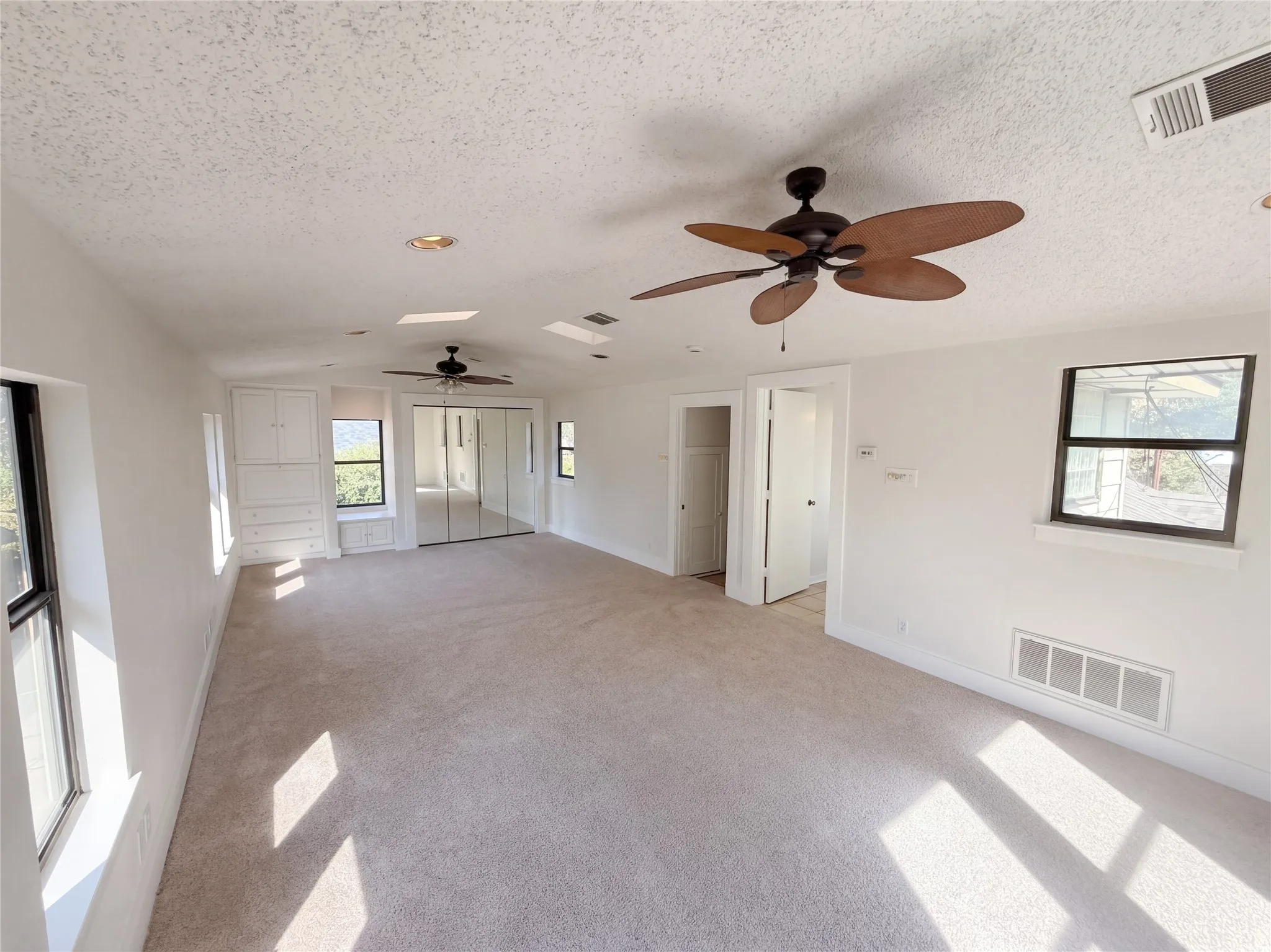 Single Family Residence For Sale in Tarrant County , 5609 Baylor Avenue, River Oaks, Texas 76114, 3 Bedroom, 2 Bathroom, 4 Garage spaces, 1,578 Sqft, built in 1937, mls#21400205, Real Estate Agent in River Oaks, Homes For Sale in Tarrant county, Homes For Sale in River Oaks, Realtor in River Oaks Texas, Real Estate Brokerage Independent Realty Texas, Luminita Cordes Realtor