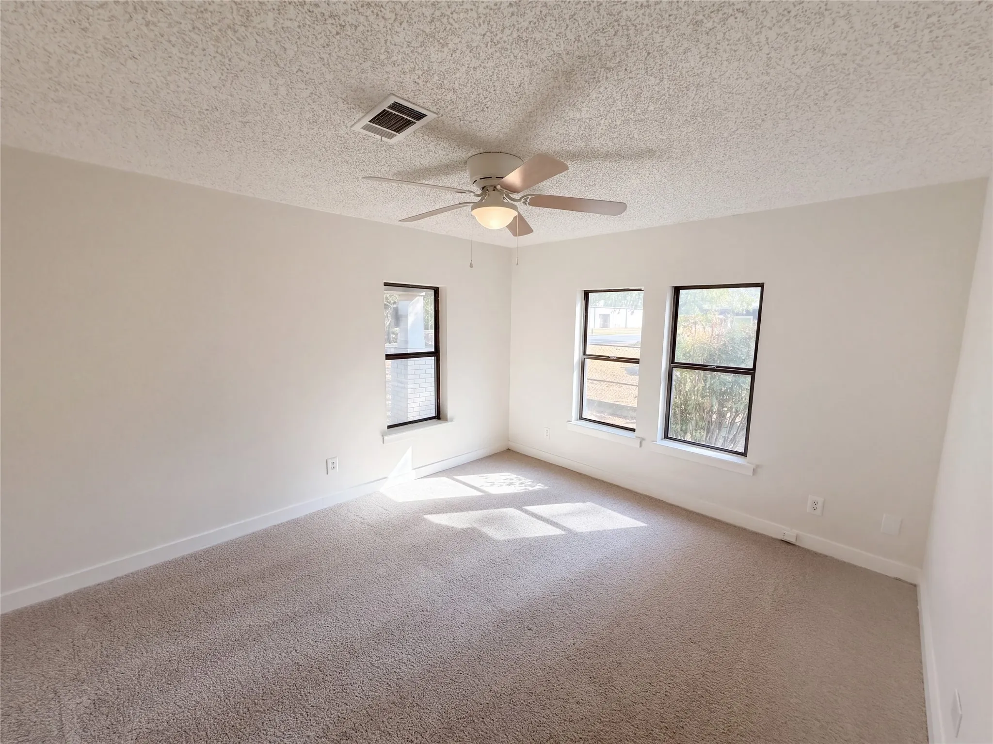 Single Family Residence For Sale in Tarrant County , 5609 Baylor Avenue, River Oaks, Texas 76114, 3 Bedroom, 2 Bathroom, 4 Garage spaces, 1,578 Sqft, built in 1937, mls#21400205, Real Estate Agent in River Oaks, Homes For Sale in Tarrant county, Homes For Sale in River Oaks, Realtor in River Oaks Texas, Real Estate Brokerage Independent Realty Texas, Luminita Cordes Realtor