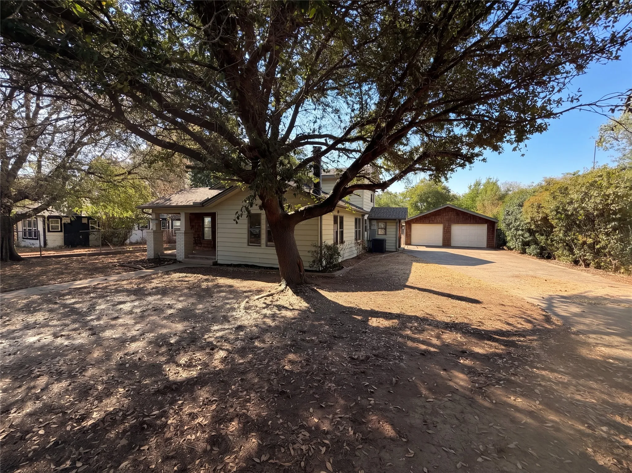 Single Family Residence For Sale in Tarrant County , 5609 Baylor Avenue, River Oaks, Texas 76114, 3 Bedroom, 2 Bathroom, 4 Garage spaces, 1,578 Sqft, built in 1937, mls#21400205, Real Estate Agent in River Oaks, Homes For Sale in Tarrant county, Homes For Sale in River Oaks, Realtor in River Oaks Texas, Real Estate Brokerage Independent Realty Texas, Luminita Cordes Realtor