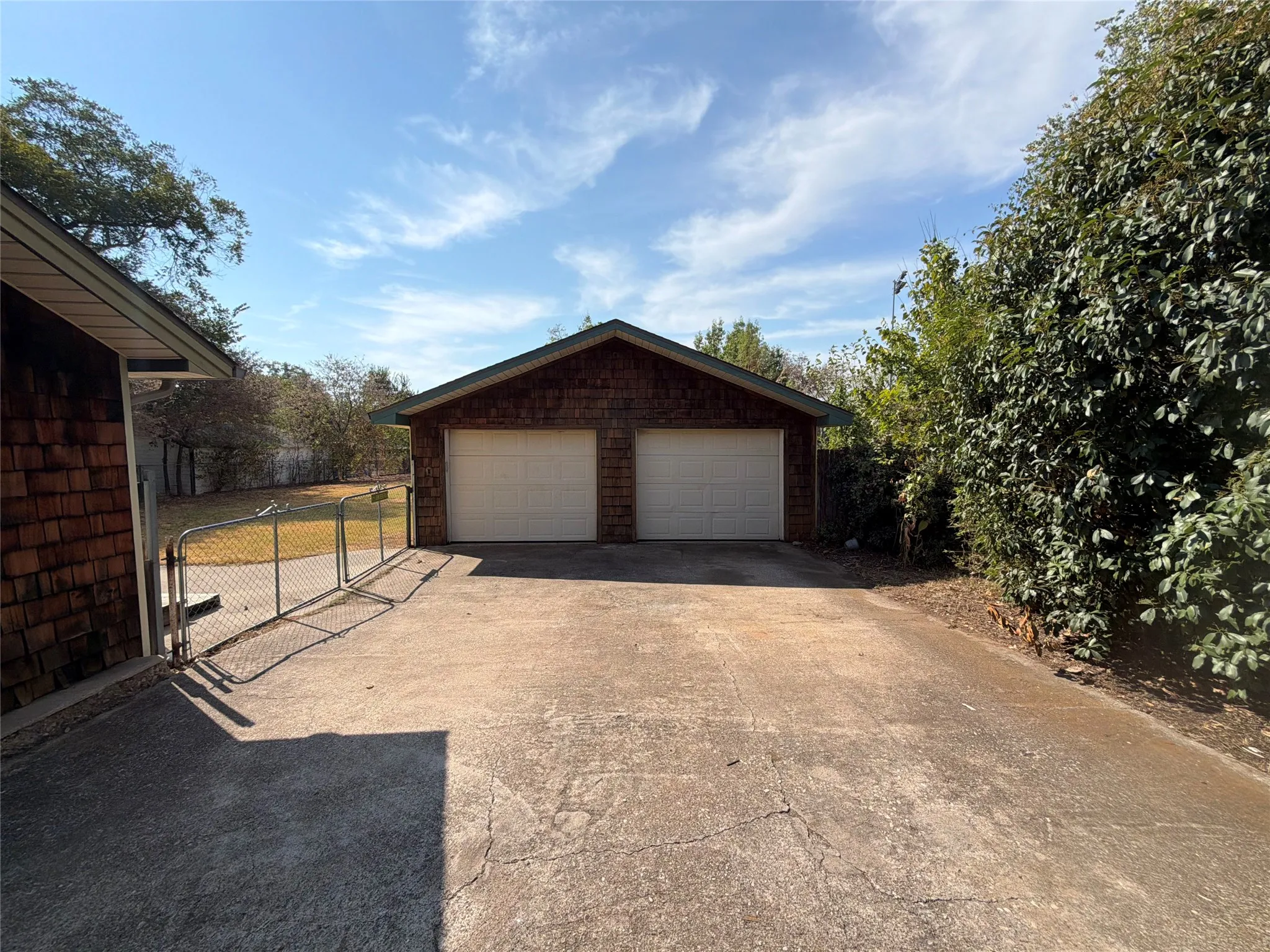 Single Family Residence For Sale in Tarrant County , 5609 Baylor Avenue, River Oaks, Texas 76114, 3 Bedroom, 2 Bathroom, 4 Garage spaces, 1,578 Sqft, built in 1937, mls#21400205, Real Estate Agent in River Oaks, Homes For Sale in Tarrant county, Homes For Sale in River Oaks, Realtor in River Oaks Texas, Real Estate Brokerage Independent Realty Texas, Luminita Cordes Realtor