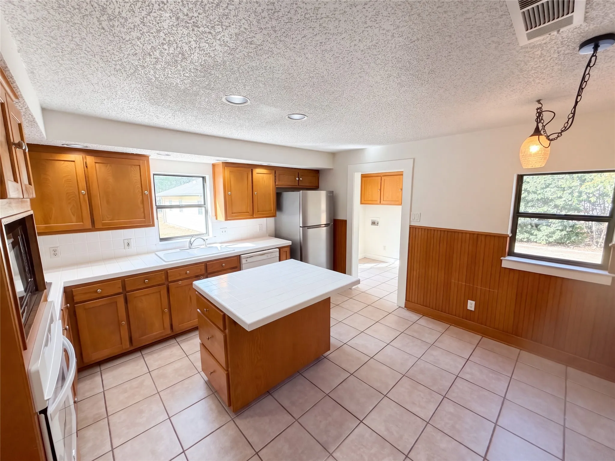 Single Family Residence For Sale in Tarrant County , 5609 Baylor Avenue, River Oaks, Texas 76114, 3 Bedroom, 2 Bathroom, 4 Garage spaces, 1,578 Sqft, built in 1937, mls#21400205, Real Estate Agent in River Oaks, Homes For Sale in Tarrant county, Homes For Sale in River Oaks, Realtor in River Oaks Texas, Real Estate Brokerage Independent Realty Texas, Luminita Cordes Realtor