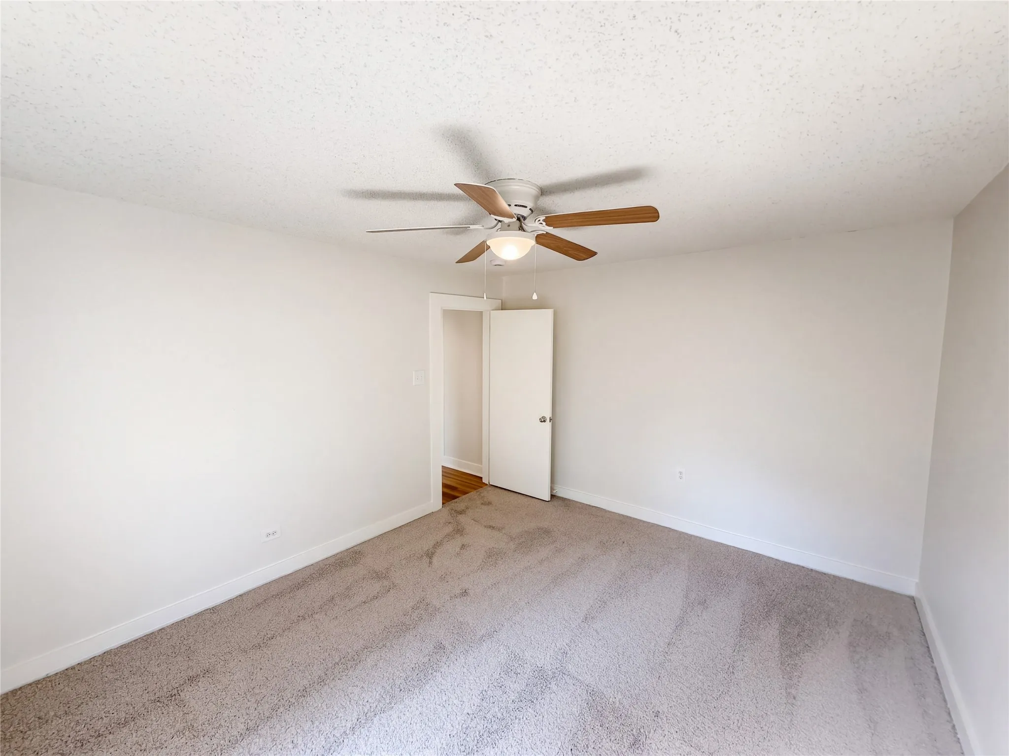 Single Family Residence For Sale in Tarrant County , 5609 Baylor Avenue, River Oaks, Texas 76114, 3 Bedroom, 2 Bathroom, 4 Garage spaces, 1,578 Sqft, built in 1937, mls#21400205, Real Estate Agent in River Oaks, Homes For Sale in Tarrant county, Homes For Sale in River Oaks, Realtor in River Oaks Texas, Real Estate Brokerage Independent Realty Texas, Luminita Cordes Realtor