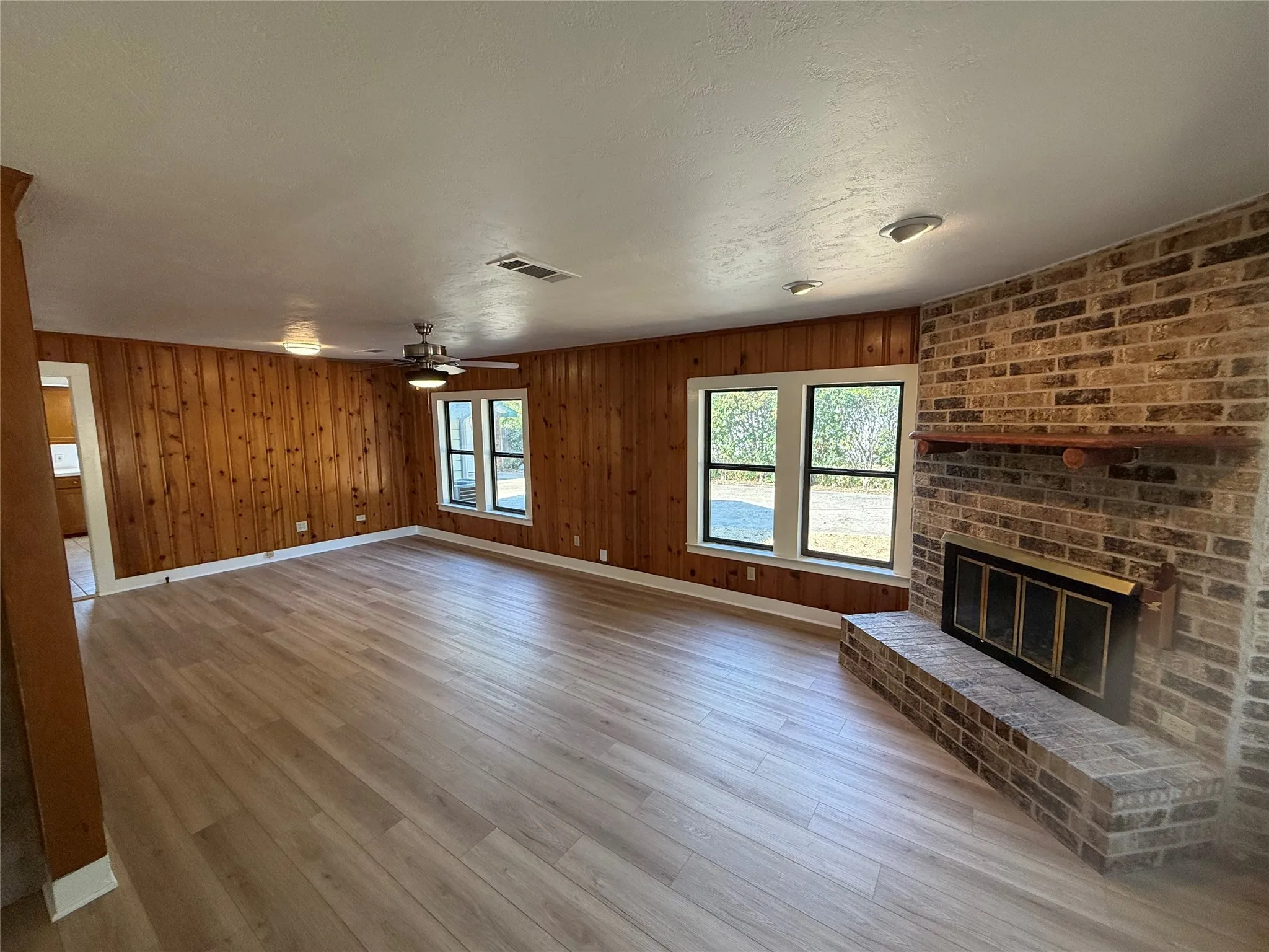 Single Family Residence For Sale in Tarrant County , 5609 Baylor Avenue, River Oaks, Texas 76114, 3 Bedroom, 2 Bathroom, 4 Garage spaces, 1,578 Sqft, built in 1937, mls#21400205, Real Estate Agent in River Oaks, Homes For Sale in Tarrant county, Homes For Sale in River Oaks, Realtor in River Oaks Texas, Real Estate Brokerage Independent Realty Texas, Luminita Cordes Realtor