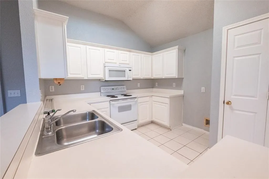 Single Family Residence For Rent in Tarrant County , 817 Stafford Station Drive, Saginaw, Texas 76131, 3 Bedroom, 2 Bathroom, 2 Garage spaces, 1,472 Sqft, built in 1999, mls#21402216, Real Estate Agent in Saginaw, Homes For Rent in Tarrant county, Homes For Rent in Saginaw, Realtor in Saginaw Texas, Real Estate Brokerage Independent Realty Texas, Luminita Cordes Realtor