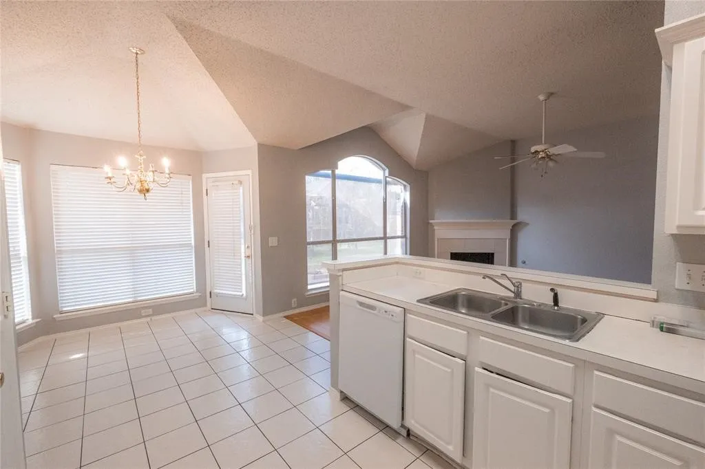 Single Family Residence For Rent in Tarrant County , 817 Stafford Station Drive, Saginaw, Texas 76131, 3 Bedroom, 2 Bathroom, 2 Garage spaces, 1,472 Sqft, built in 1999, mls#21402216, Real Estate Agent in Saginaw, Homes For Rent in Tarrant county, Homes For Rent in Saginaw, Realtor in Saginaw Texas, Real Estate Brokerage Independent Realty Texas, Luminita Cordes Realtor