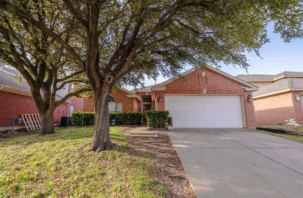 Single Family Residence For Rent in Tarrant County , 817 Stafford Station Drive, Saginaw, Texas 76131, 3 Bedroom, 2 Bathroom, 2 Garage spaces, 1,472 Sqft, built in 1999, mls#21402216, Real Estate Agent in Saginaw, Homes For Rent in Tarrant county, Homes For Rent in Saginaw, Realtor in Saginaw Texas, Real Estate Brokerage Independent Realty Texas, Luminita Cordes Realtor