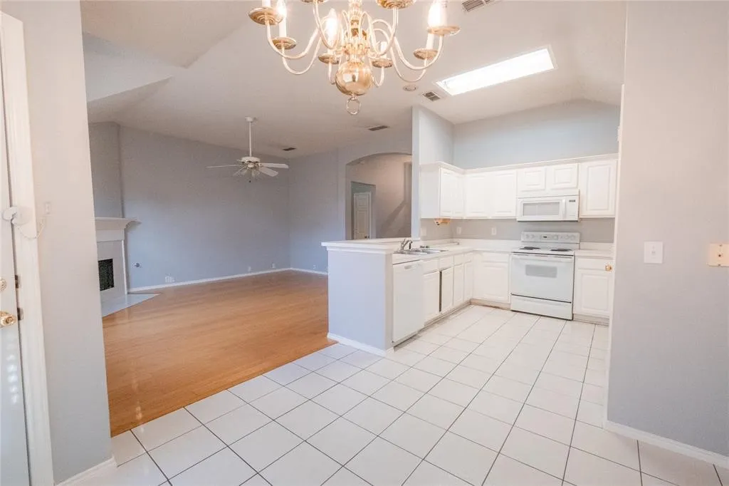 Single Family Residence For Rent in Tarrant County , 817 Stafford Station Drive, Saginaw, Texas 76131, 3 Bedroom, 2 Bathroom, 2 Garage spaces, 1,472 Sqft, built in 1999, mls#21402216, Real Estate Agent in Saginaw, Homes For Rent in Tarrant county, Homes For Rent in Saginaw, Realtor in Saginaw Texas, Real Estate Brokerage Independent Realty Texas, Luminita Cordes Realtor