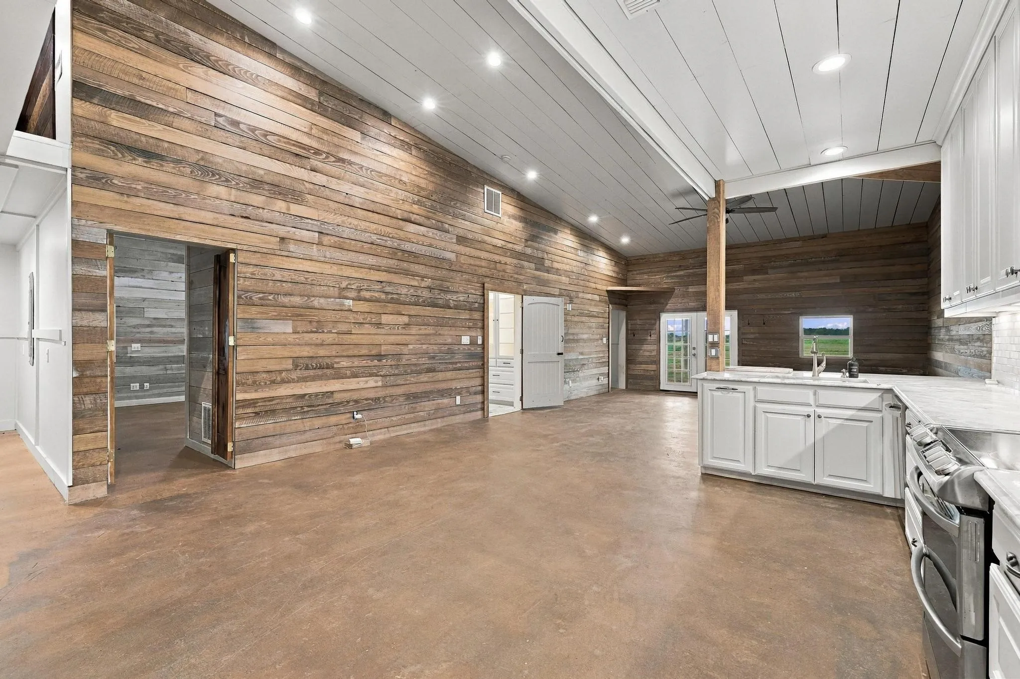 Single Family Residence For Rent in Grayson County , 8667 US 377, Collinsville, Texas 76233, 3 Bedroom, 3 Bathroom, 12 Garage spaces, 10,000 Sqft, built in 2017, mls#21400865, Real Estate Agent in Collinsville, Homes For Rent in Grayson county, Homes For Rent in Collinsville, Realtor in Collinsville Texas, Real Estate Brokerage Independent Realty Texas, Luminita Cordes Realtor