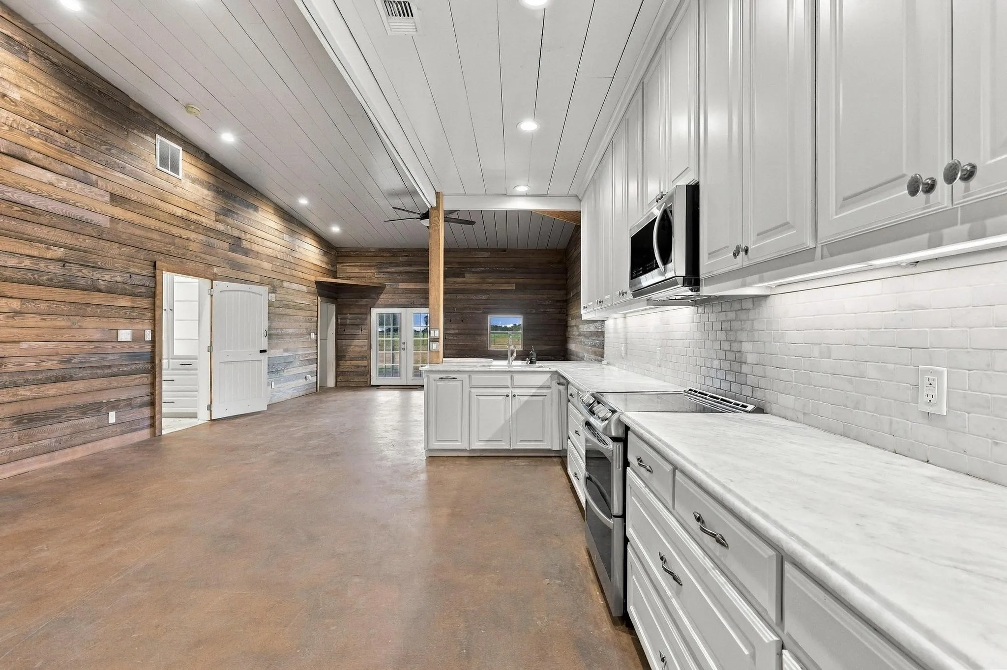 Single Family Residence For Rent in Grayson County , 8667 US 377, Collinsville, Texas 76233, 3 Bedroom, 3 Bathroom, 12 Garage spaces, 10,000 Sqft, built in 2017, mls#21400865, Real Estate Agent in Collinsville, Homes For Rent in Grayson county, Homes For Rent in Collinsville, Realtor in Collinsville Texas, Real Estate Brokerage Independent Realty Texas, Luminita Cordes Realtor