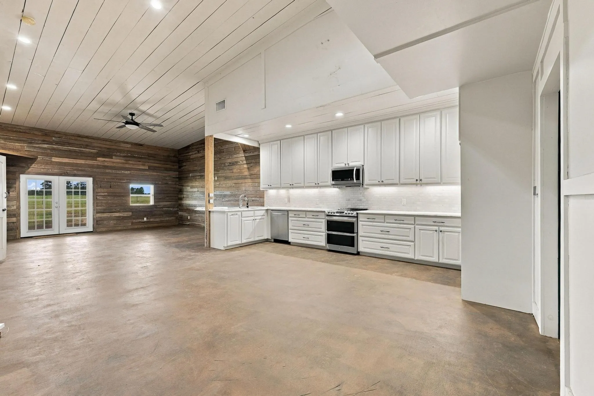 Single Family Residence For Rent in Grayson County , 8667 US 377, Collinsville, Texas 76233, 3 Bedroom, 3 Bathroom, 12 Garage spaces, 10,000 Sqft, built in 2017, mls#21400865, Real Estate Agent in Collinsville, Homes For Rent in Grayson county, Homes For Rent in Collinsville, Realtor in Collinsville Texas, Real Estate Brokerage Independent Realty Texas, Luminita Cordes Realtor