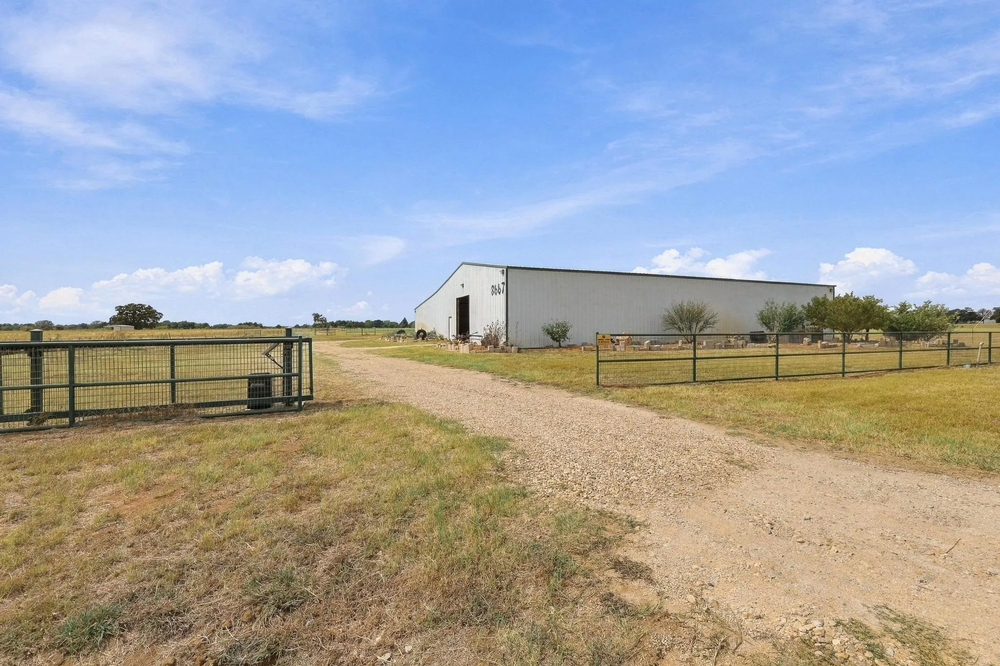 Single Family Residence For Rent in Grayson County , 8667 US 377, Collinsville, Texas 76233, 3 Bedroom, 3 Bathroom, 12 Garage spaces, 10,000 Sqft, built in 2017, mls#21400865, Real Estate Agent in Collinsville, Homes For Rent in Grayson county, Homes For Rent in Collinsville, Realtor in Collinsville Texas, Real Estate Brokerage Independent Realty Texas, Luminita Cordes Realtor