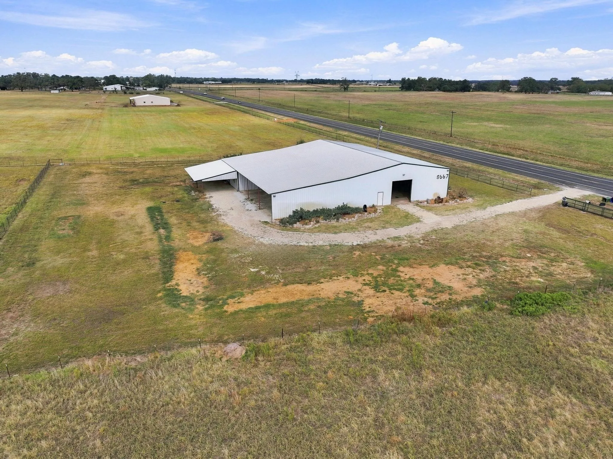 Single Family Residence For Rent in Grayson County , 8667 US 377, Collinsville, Texas 76233, 3 Bedroom, 3 Bathroom, 12 Garage spaces, 10,000 Sqft, built in 2017, mls#21400865, Real Estate Agent in Collinsville, Homes For Rent in Grayson county, Homes For Rent in Collinsville, Realtor in Collinsville Texas, Real Estate Brokerage Independent Realty Texas, Luminita Cordes Realtor
