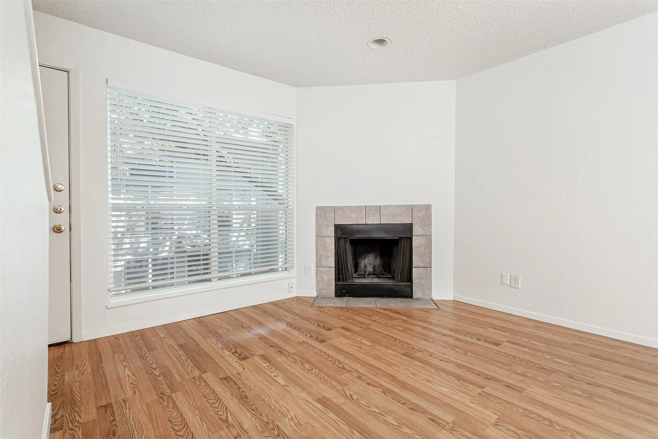 Apartment For Rent in Dallas County , 1901 N Fitzhugh Avenue 20, Dallas, Texas 75204, 1 Bedroom, 1 Bathroom, Garage spaces, 600 Sqft, built in 1984, mls#21381251, Real Estate Agent in Dallas, Homes For Rent in Dallas county, Homes For Rent in Dallas, Realtor in Dallas Texas, Real Estate Brokerage Independent Realty Texas, Luminita Cordes Realtor