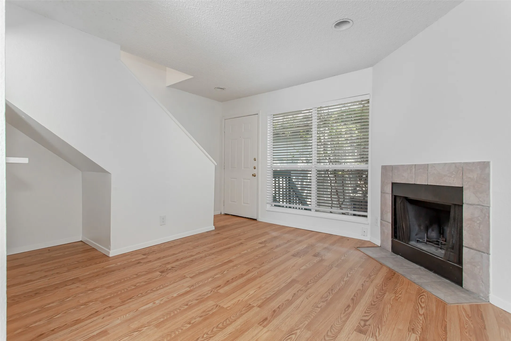 Apartment For Rent in Dallas County , 1901 N Fitzhugh Avenue 20, Dallas, Texas 75204, 1 Bedroom, 1 Bathroom, Garage spaces, 600 Sqft, built in 1984, mls#21381251, Real Estate Agent in Dallas, Homes For Rent in Dallas county, Homes For Rent in Dallas, Realtor in Dallas Texas, Real Estate Brokerage Independent Realty Texas, Luminita Cordes Realtor