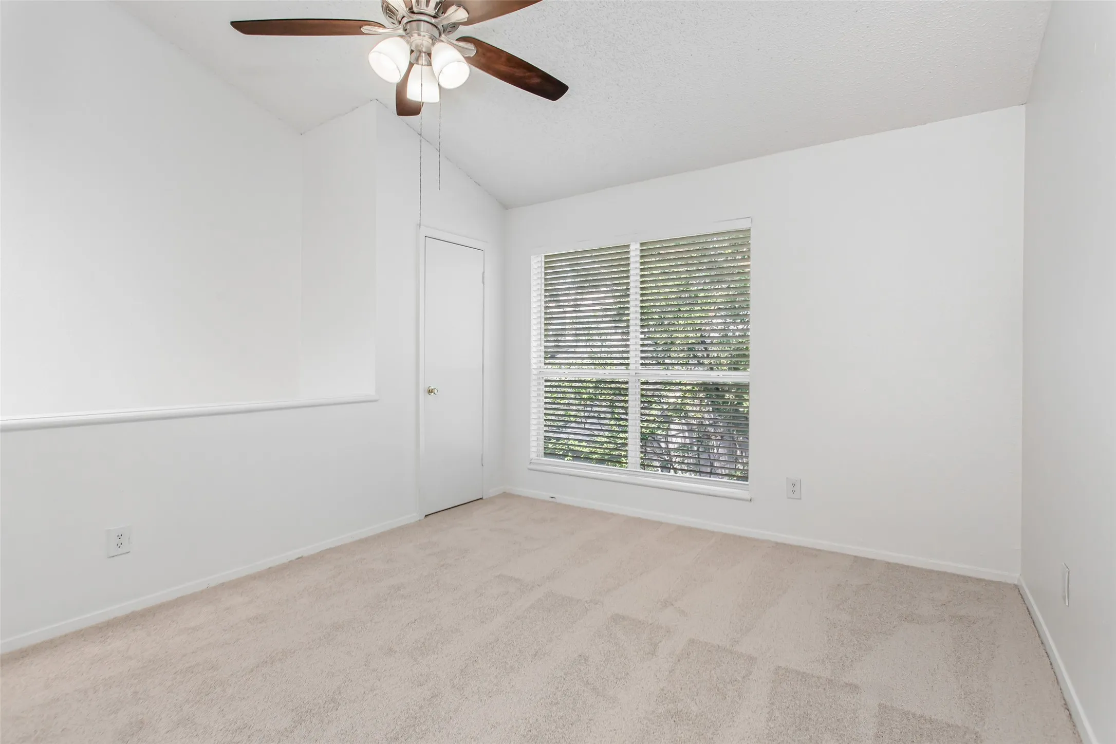 Apartment For Rent in Dallas County , 1901 N Fitzhugh Avenue 20, Dallas, Texas 75204, 1 Bedroom, 1 Bathroom, Garage spaces, 600 Sqft, built in 1984, mls#21381251, Real Estate Agent in Dallas, Homes For Rent in Dallas county, Homes For Rent in Dallas, Realtor in Dallas Texas, Real Estate Brokerage Independent Realty Texas, Luminita Cordes Realtor
