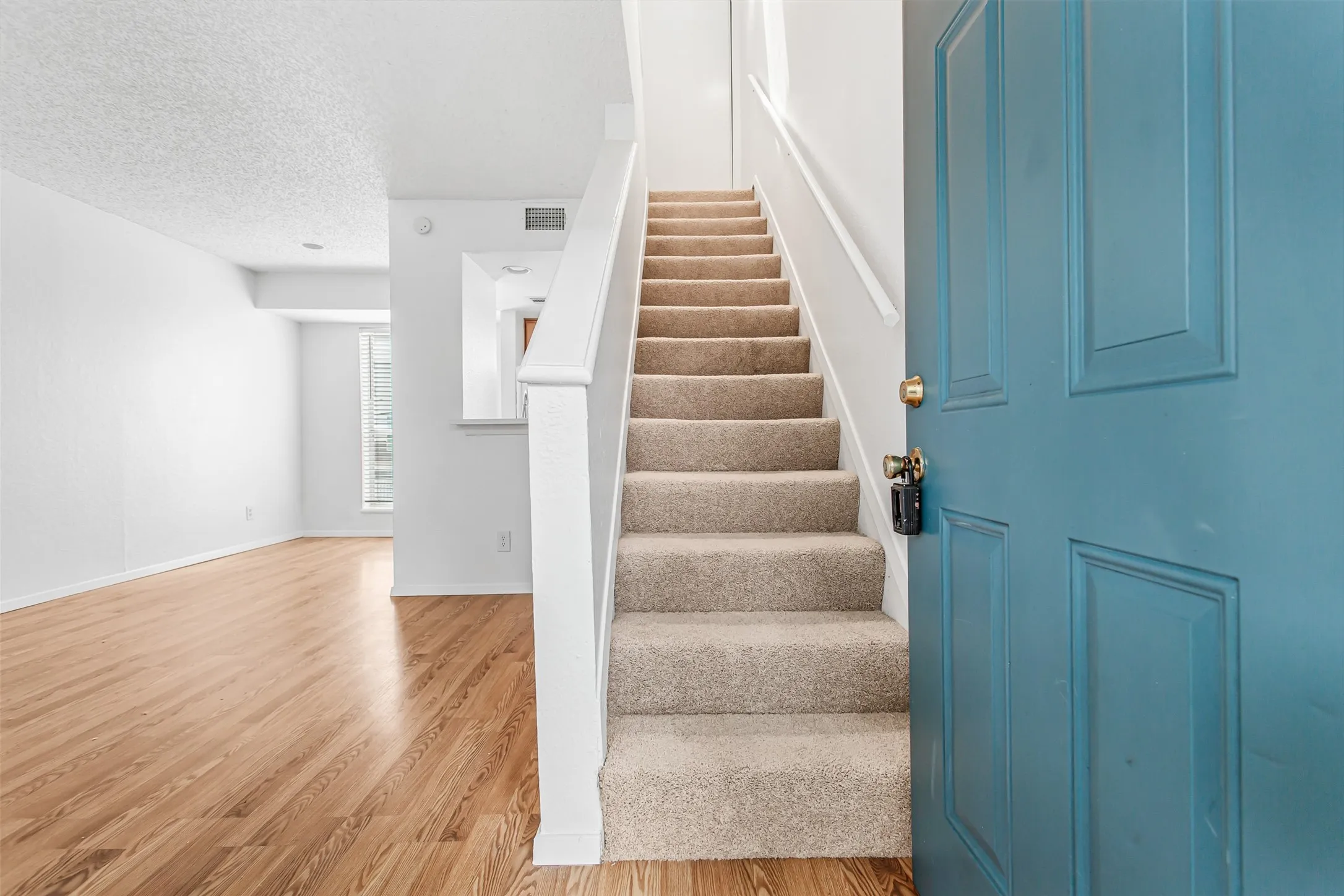 Apartment For Rent in Dallas County , 1901 N Fitzhugh Avenue 20, Dallas, Texas 75204, 1 Bedroom, 1 Bathroom, Garage spaces, 600 Sqft, built in 1984, mls#21381251, Real Estate Agent in Dallas, Homes For Rent in Dallas county, Homes For Rent in Dallas, Realtor in Dallas Texas, Real Estate Brokerage Independent Realty Texas, Luminita Cordes Realtor