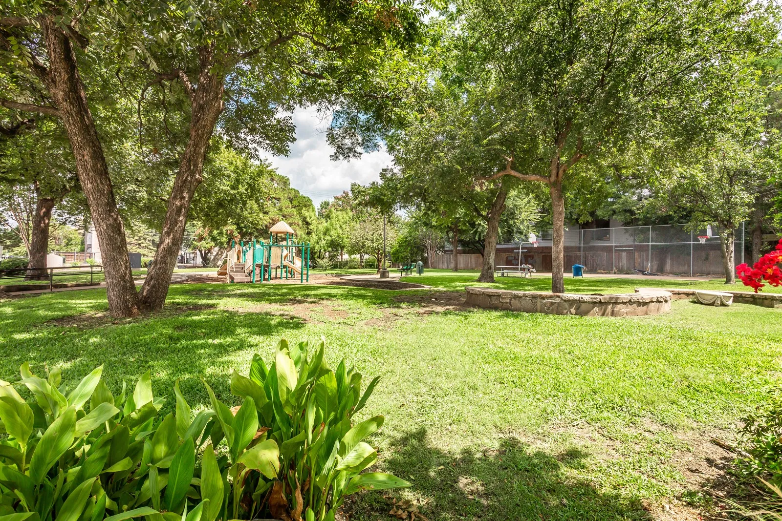 Apartment For Rent in Dallas County , 1901 N Fitzhugh Avenue 20, Dallas, Texas 75204, 1 Bedroom, 1 Bathroom, Garage spaces, 600 Sqft, built in 1984, mls#21381251, Real Estate Agent in Dallas, Homes For Rent in Dallas county, Homes For Rent in Dallas, Realtor in Dallas Texas, Real Estate Brokerage Independent Realty Texas, Luminita Cordes Realtor