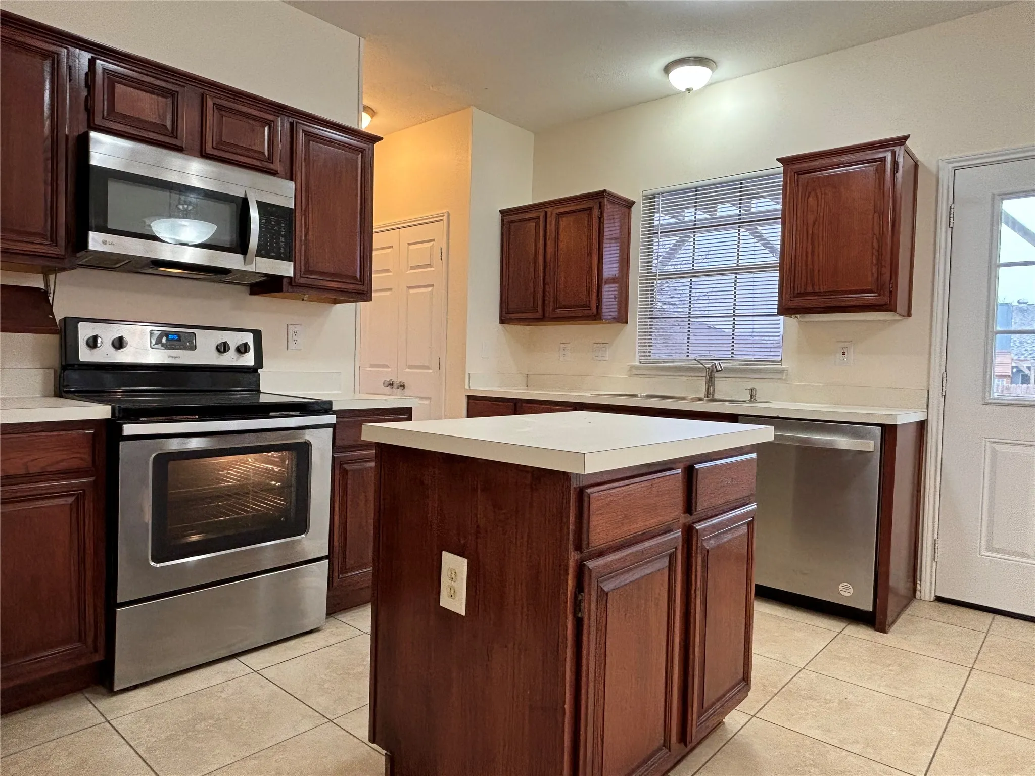 Single Family Residence For Rent in Tarrant County , 2713 Clovermeadow Drive, Fort Worth, Texas 76123, 3 Bedroom, 3 Bathroom, 2 Garage spaces, 2,225 Sqft, built in 1993, mls#21402229, Real Estate Agent in Fort Worth, Homes For Rent in Tarrant county, Homes For Rent in Fort Worth, Realtor in Fort Worth Texas, Real Estate Brokerage Independent Realty Texas, Luminita Cordes Realtor