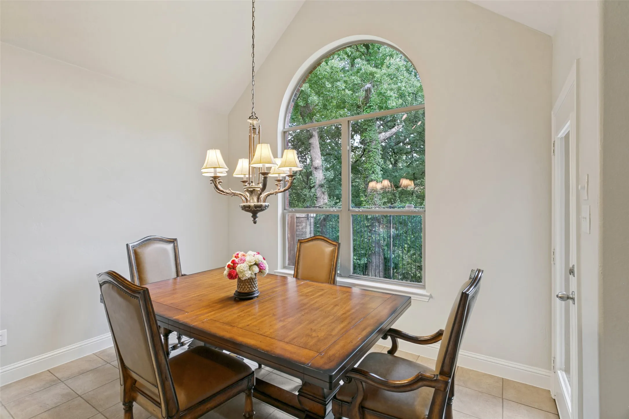 Single Family Residence For Sale in Tarrant County , 2206 Muskeg Lane, Euless, Texas 76039, 3 Bedroom, 3 Bathroom, 2 Garage spaces, 1,888 Sqft, built in 2004, mls#21394796, Real Estate Agent in Euless, Homes For Sale in Tarrant county, Homes For Sale in Euless, Realtor in Euless Texas, Real Estate Brokerage Independent Realty Texas, Luminita Cordes Realtor