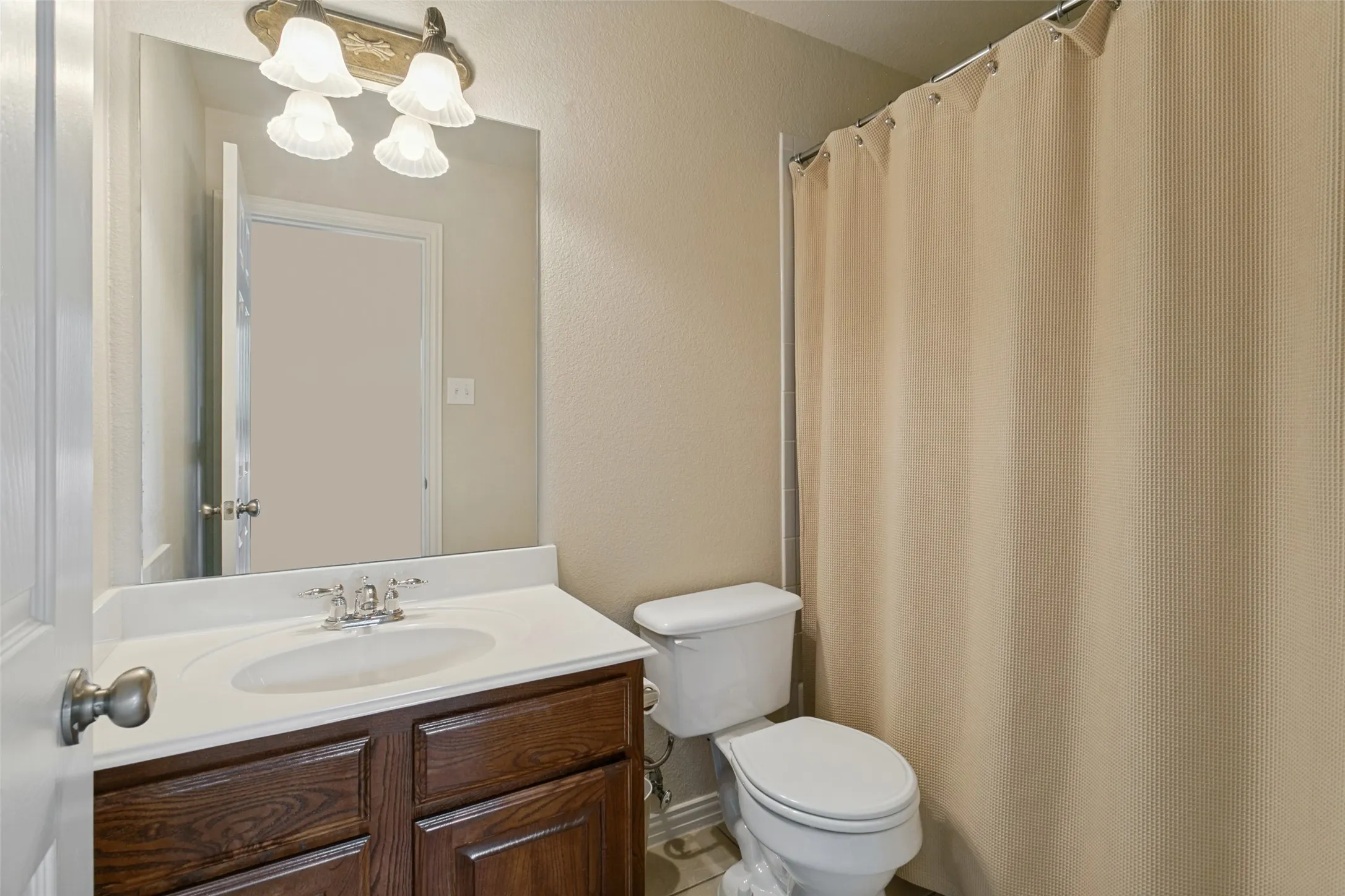 Single Family Residence For Sale in Tarrant County , 2206 Muskeg Lane, Euless, Texas 76039, 3 Bedroom, 3 Bathroom, 2 Garage spaces, 1,888 Sqft, built in 2004, mls#21394796, Real Estate Agent in Euless, Homes For Sale in Tarrant county, Homes For Sale in Euless, Realtor in Euless Texas, Real Estate Brokerage Independent Realty Texas, Luminita Cordes Realtor