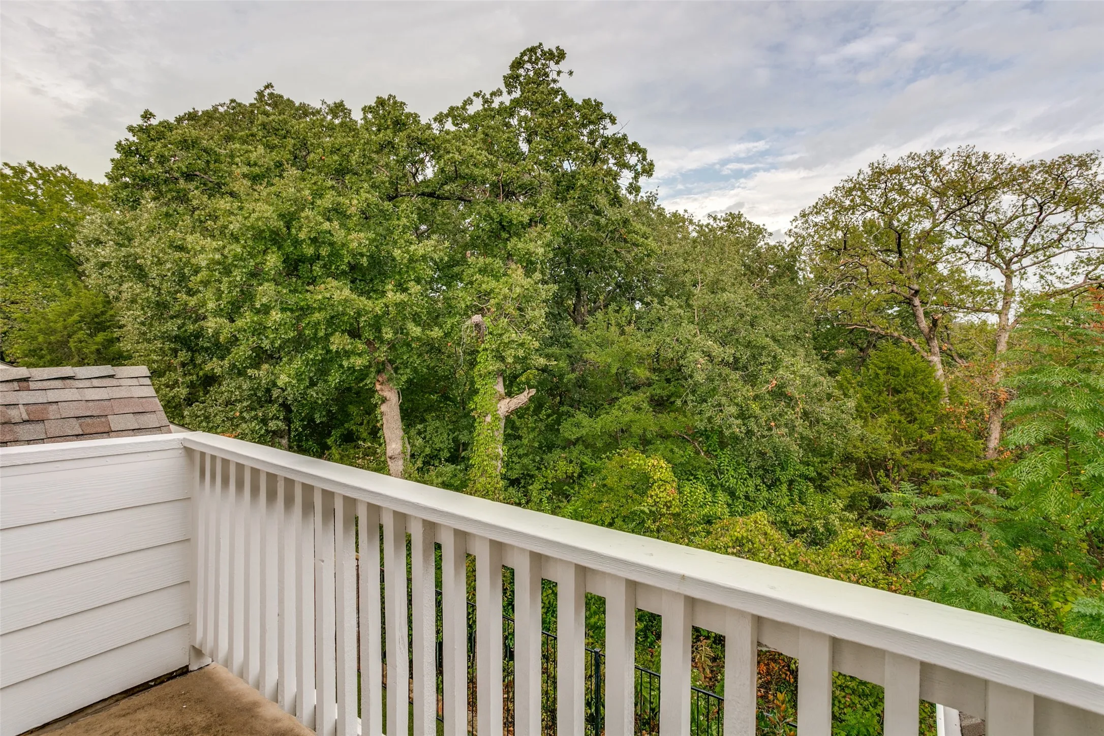 Single Family Residence For Sale in Tarrant County , 2206 Muskeg Lane, Euless, Texas 76039, 3 Bedroom, 3 Bathroom, 2 Garage spaces, 1,888 Sqft, built in 2004, mls#21394796, Real Estate Agent in Euless, Homes For Sale in Tarrant county, Homes For Sale in Euless, Realtor in Euless Texas, Real Estate Brokerage Independent Realty Texas, Luminita Cordes Realtor