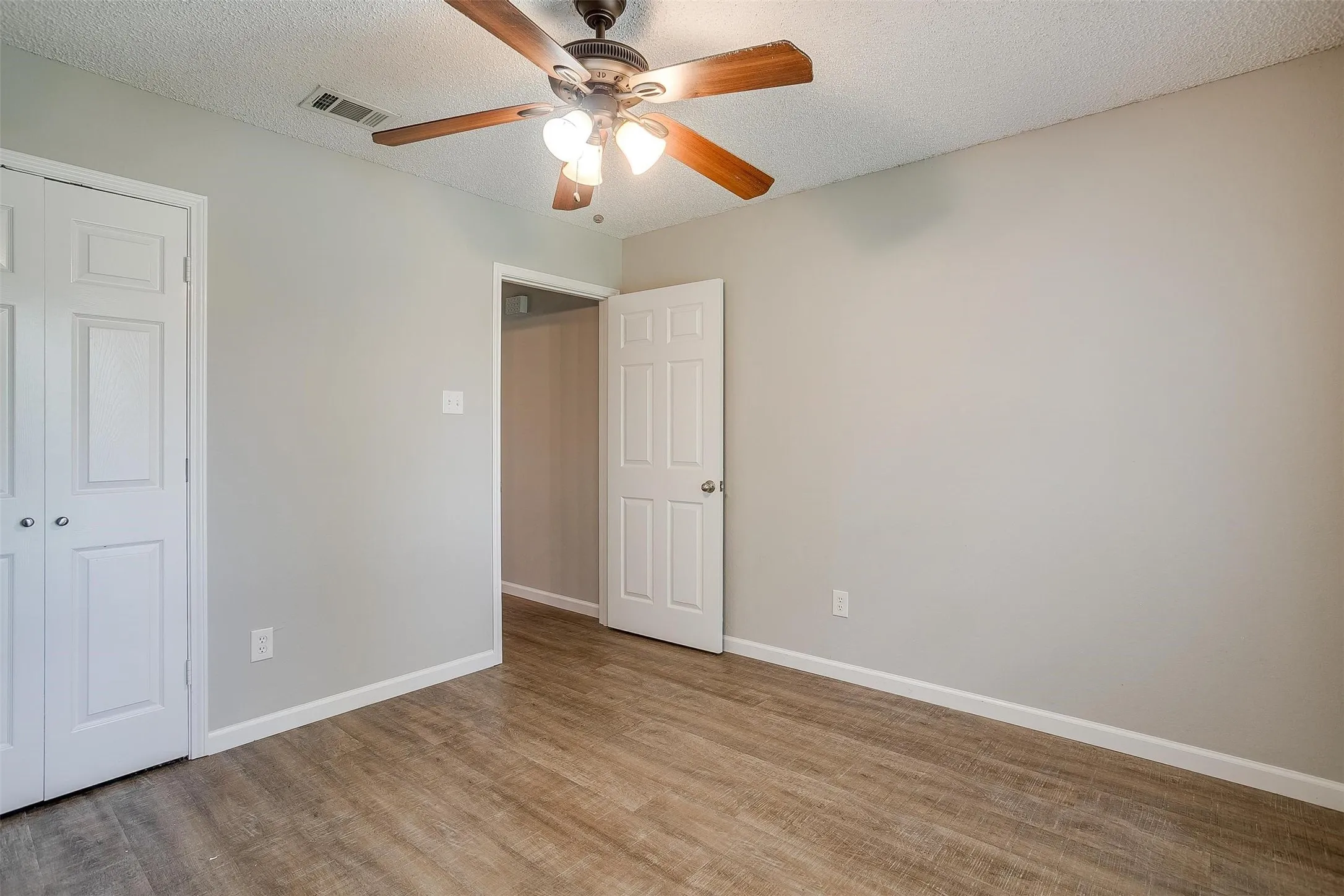 Single Family Residence For Rent in Tarrant County , 5909 Kesler Drive, Arlington, Texas 76017, 3 Bedroom, 2 Bathroom, 2 Garage spaces, 1,351 Sqft, built in 1986, mls#21402291, Real Estate Agent in Arlington, Homes For Rent in Tarrant county, Homes For Rent in Arlington, Realtor in Arlington Texas, Real Estate Brokerage Independent Realty Texas, Luminita Cordes Realtor