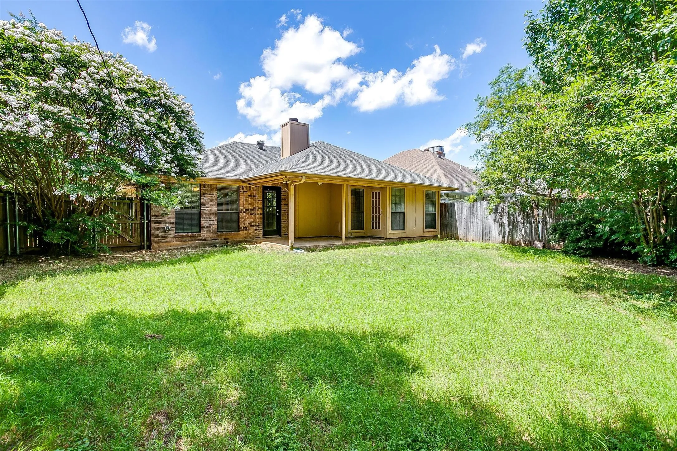 Single Family Residence For Rent in Tarrant County , 5909 Kesler Drive, Arlington, Texas 76017, 3 Bedroom, 2 Bathroom, 2 Garage spaces, 1,351 Sqft, built in 1986, mls#21402291, Real Estate Agent in Arlington, Homes For Rent in Tarrant county, Homes For Rent in Arlington, Realtor in Arlington Texas, Real Estate Brokerage Independent Realty Texas, Luminita Cordes Realtor