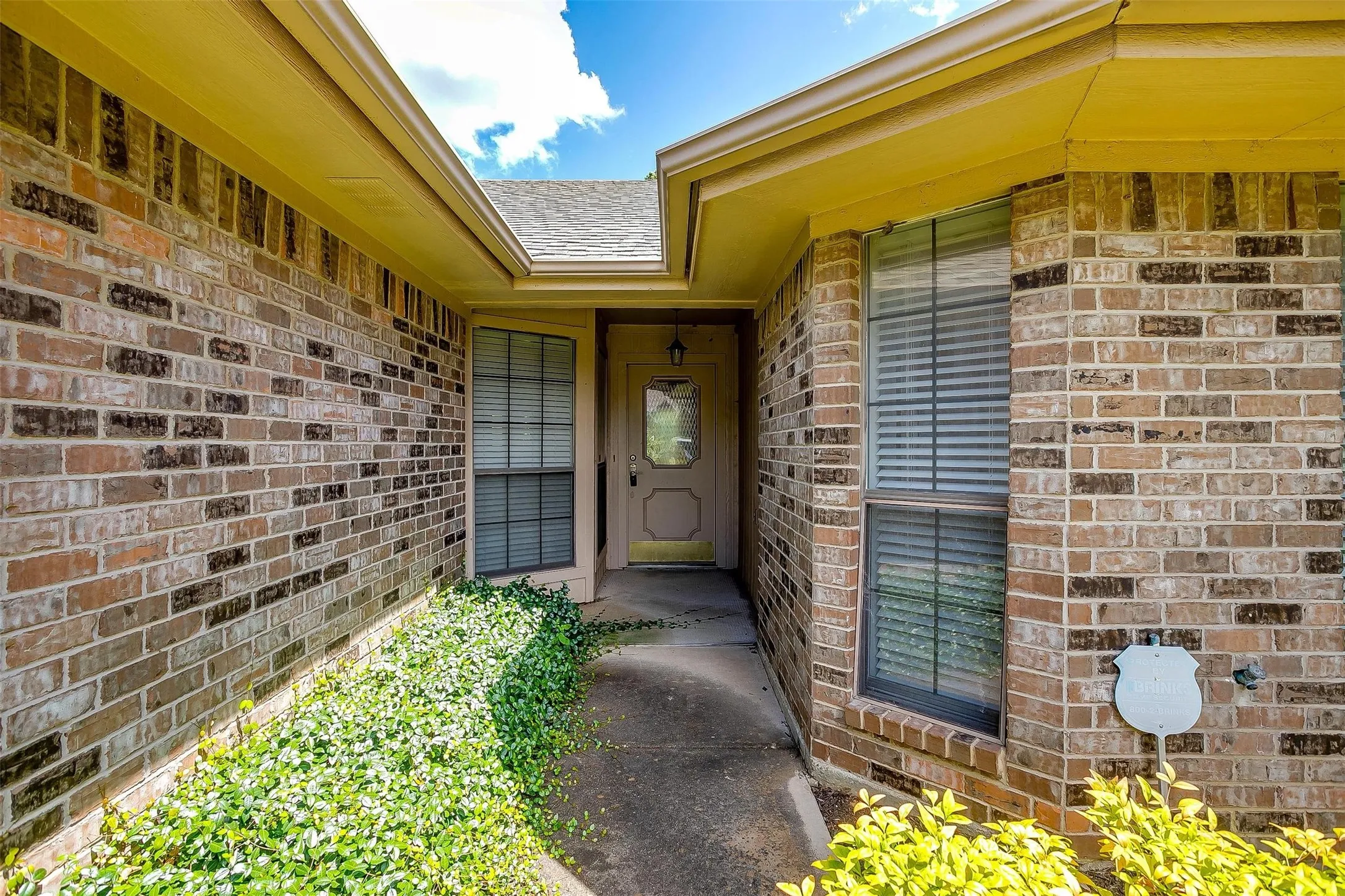 Single Family Residence For Rent in Tarrant County , 5909 Kesler Drive, Arlington, Texas 76017, 3 Bedroom, 2 Bathroom, 2 Garage spaces, 1,351 Sqft, built in 1986, mls#21402291, Real Estate Agent in Arlington, Homes For Rent in Tarrant county, Homes For Rent in Arlington, Realtor in Arlington Texas, Real Estate Brokerage Independent Realty Texas, Luminita Cordes Realtor