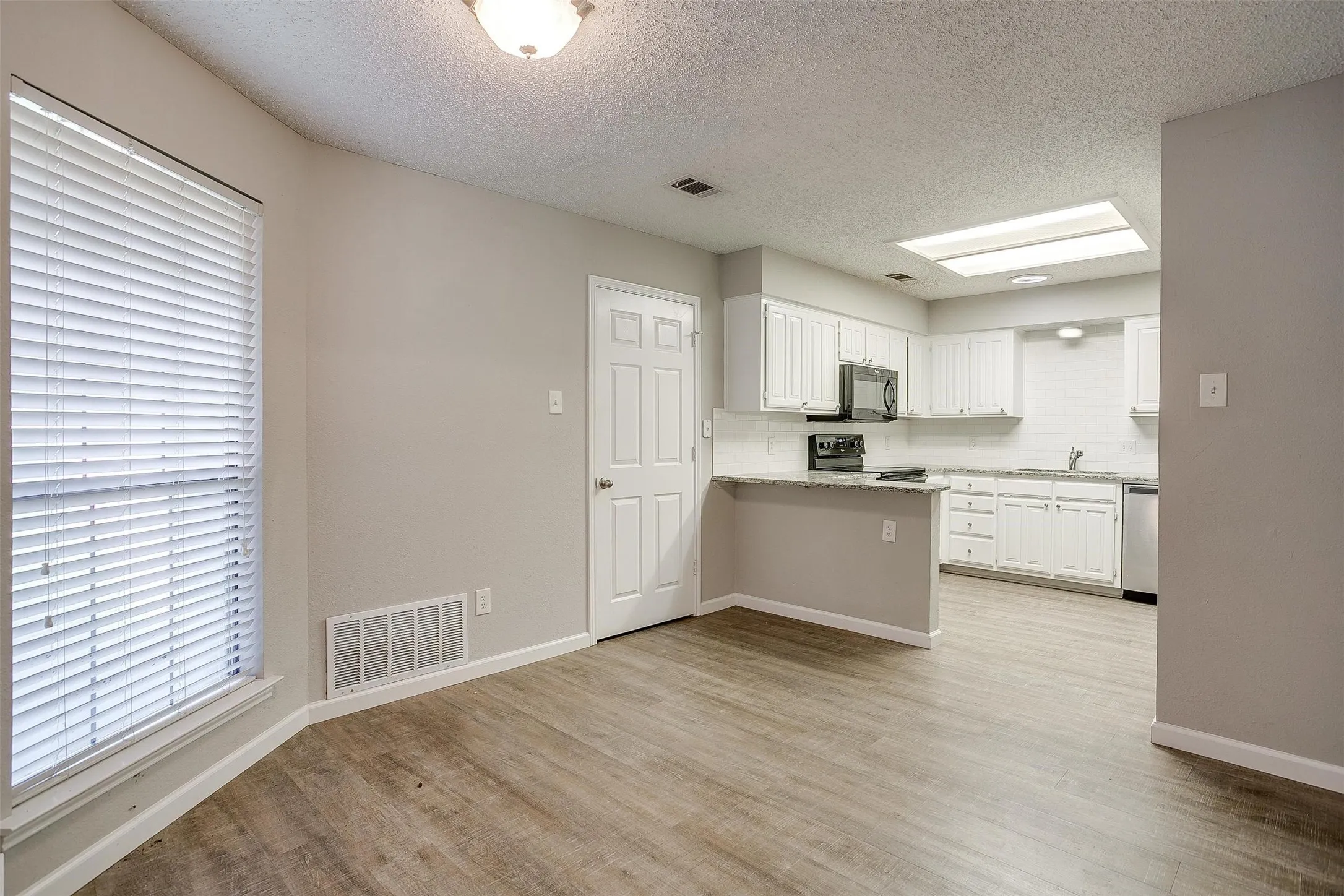 Single Family Residence For Rent in Tarrant County , 5909 Kesler Drive, Arlington, Texas 76017, 3 Bedroom, 2 Bathroom, 2 Garage spaces, 1,351 Sqft, built in 1986, mls#21402291, Real Estate Agent in Arlington, Homes For Rent in Tarrant county, Homes For Rent in Arlington, Realtor in Arlington Texas, Real Estate Brokerage Independent Realty Texas, Luminita Cordes Realtor