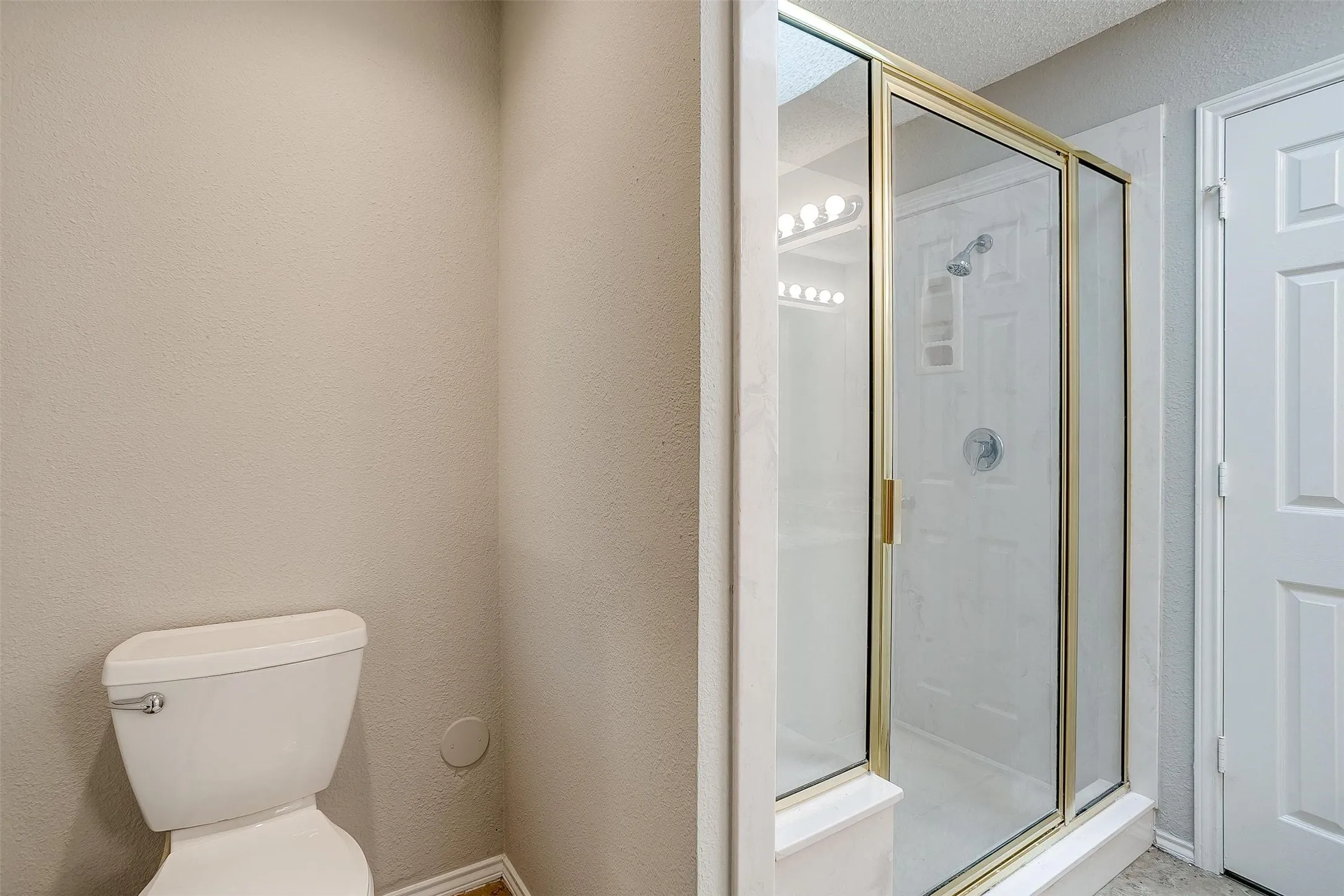 Single Family Residence For Rent in Tarrant County , 5909 Kesler Drive, Arlington, Texas 76017, 3 Bedroom, 2 Bathroom, 2 Garage spaces, 1,351 Sqft, built in 1986, mls#21402291, Real Estate Agent in Arlington, Homes For Rent in Tarrant county, Homes For Rent in Arlington, Realtor in Arlington Texas, Real Estate Brokerage Independent Realty Texas, Luminita Cordes Realtor