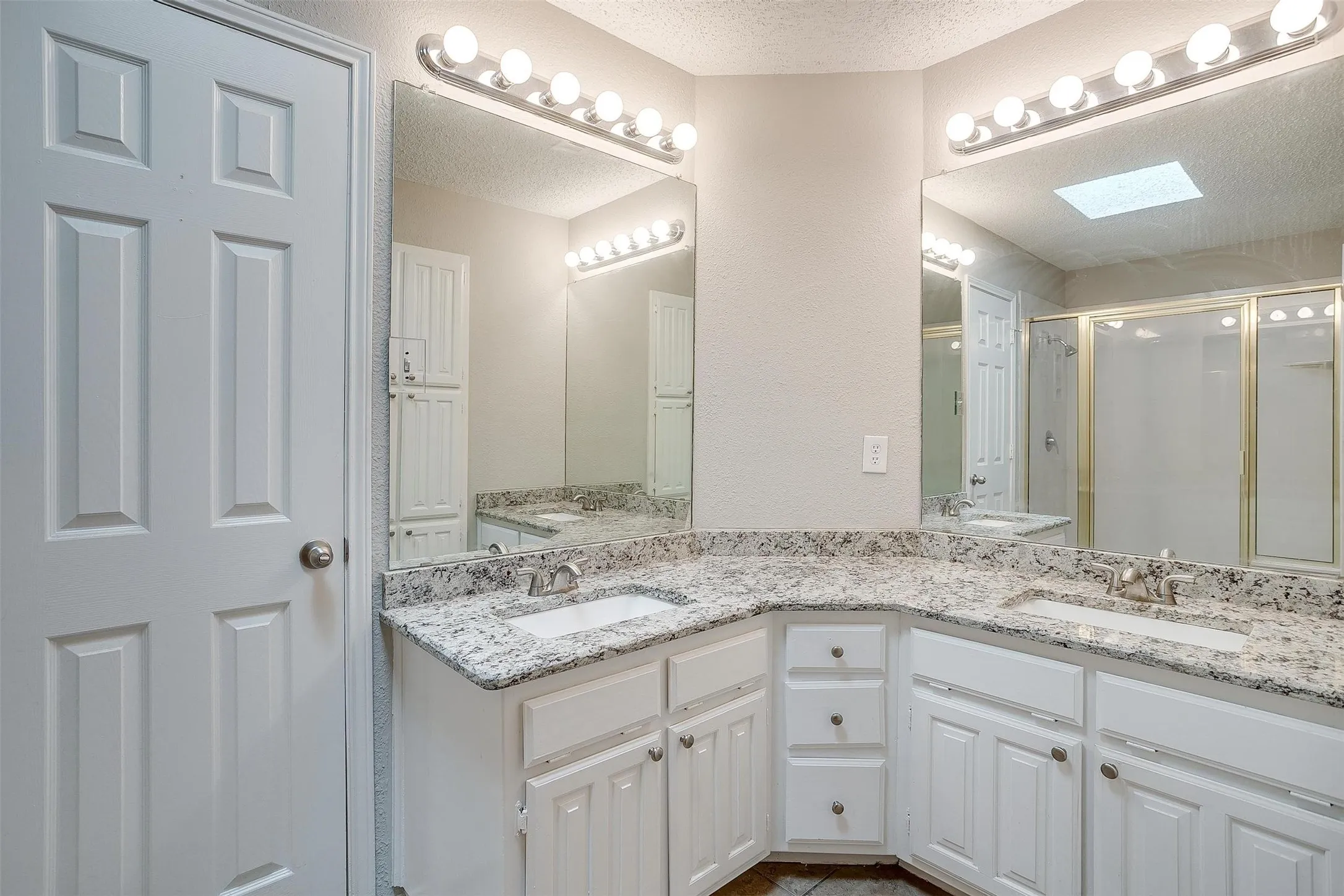 Single Family Residence For Rent in Tarrant County , 5909 Kesler Drive, Arlington, Texas 76017, 3 Bedroom, 2 Bathroom, 2 Garage spaces, 1,351 Sqft, built in 1986, mls#21402291, Real Estate Agent in Arlington, Homes For Rent in Tarrant county, Homes For Rent in Arlington, Realtor in Arlington Texas, Real Estate Brokerage Independent Realty Texas, Luminita Cordes Realtor