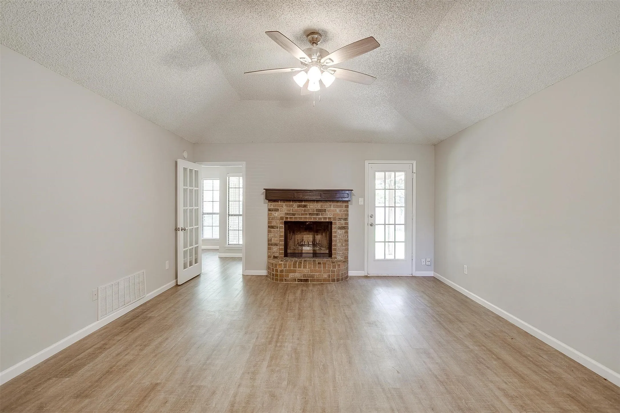 Single Family Residence For Rent in Tarrant County , 5909 Kesler Drive, Arlington, Texas 76017, 3 Bedroom, 2 Bathroom, 2 Garage spaces, 1,351 Sqft, built in 1986, mls#21402291, Real Estate Agent in Arlington, Homes For Rent in Tarrant county, Homes For Rent in Arlington, Realtor in Arlington Texas, Real Estate Brokerage Independent Realty Texas, Luminita Cordes Realtor