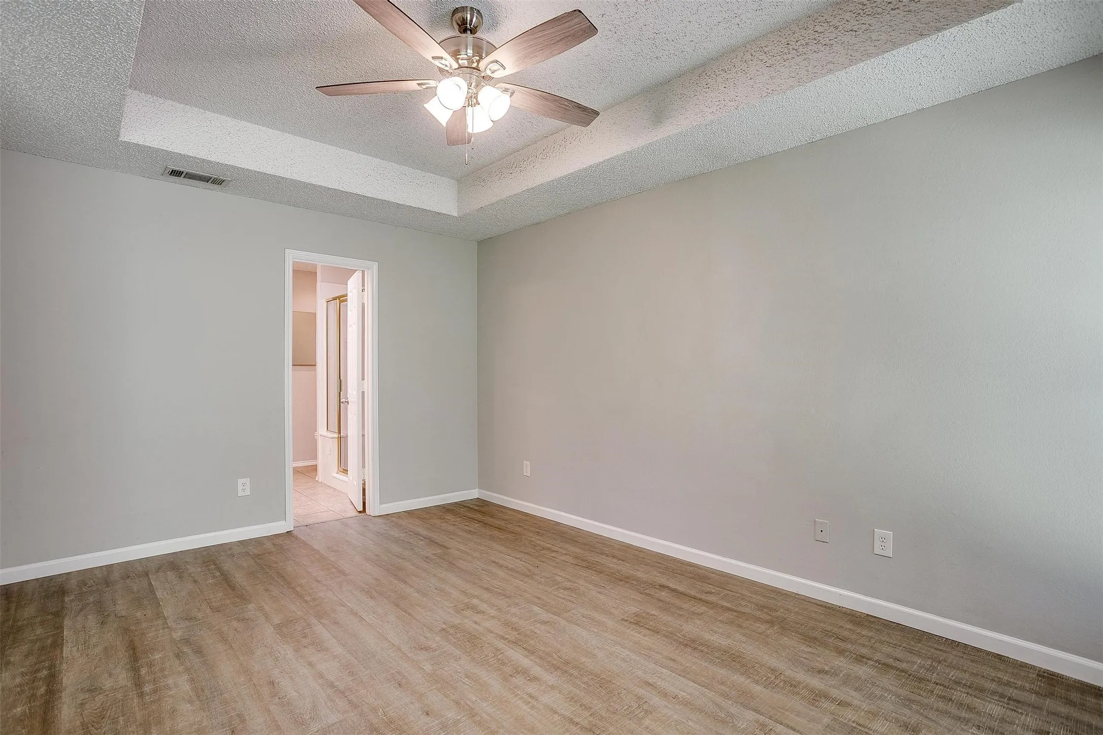 Single Family Residence For Rent in Tarrant County , 5909 Kesler Drive, Arlington, Texas 76017, 3 Bedroom, 2 Bathroom, 2 Garage spaces, 1,351 Sqft, built in 1986, mls#21402291, Real Estate Agent in Arlington, Homes For Rent in Tarrant county, Homes For Rent in Arlington, Realtor in Arlington Texas, Real Estate Brokerage Independent Realty Texas, Luminita Cordes Realtor
