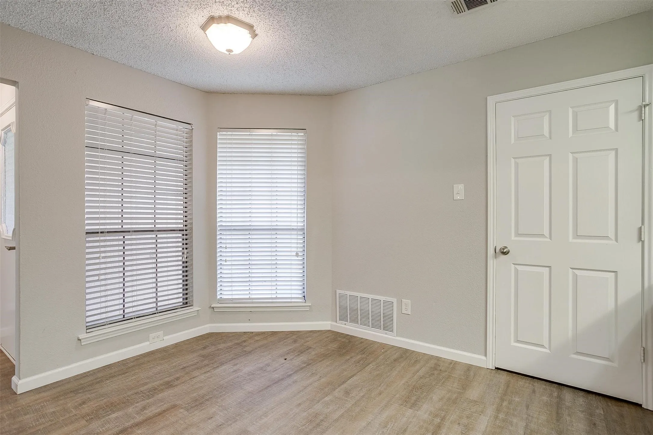 Single Family Residence For Rent in Tarrant County , 5909 Kesler Drive, Arlington, Texas 76017, 3 Bedroom, 2 Bathroom, 2 Garage spaces, 1,351 Sqft, built in 1986, mls#21402291, Real Estate Agent in Arlington, Homes For Rent in Tarrant county, Homes For Rent in Arlington, Realtor in Arlington Texas, Real Estate Brokerage Independent Realty Texas, Luminita Cordes Realtor