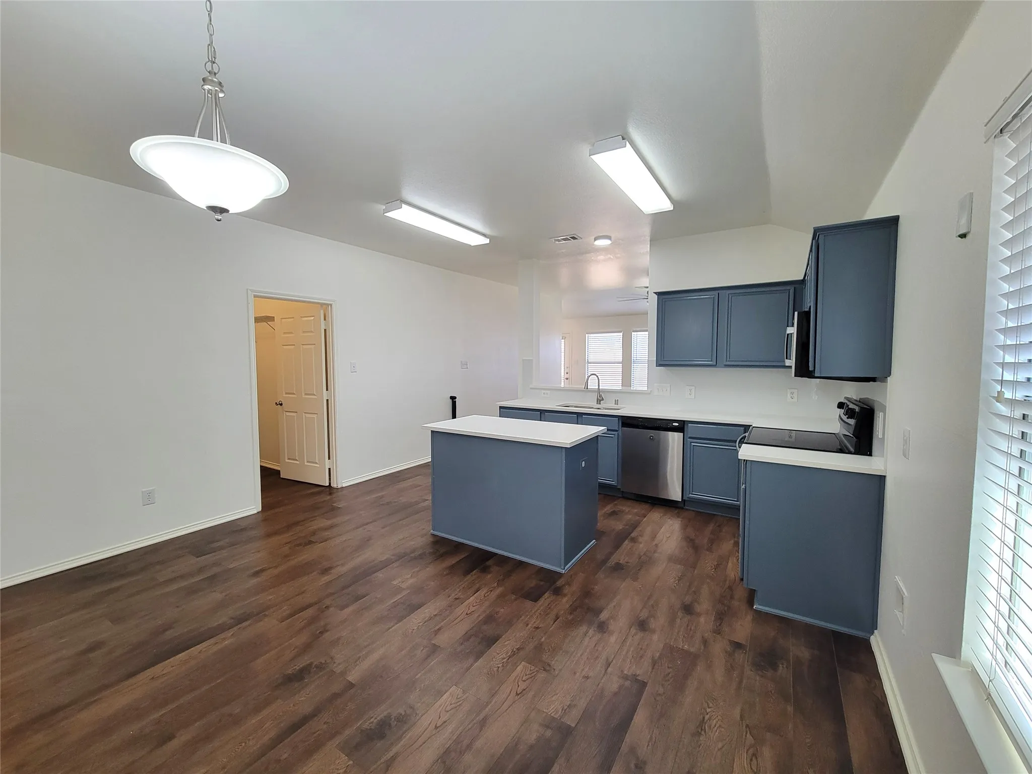 Single Family Residence For Rent in Collin County , 2004 Helmoken Falls Drive, Anna, Texas 75409, 3 Bedroom, 2 Bathroom, 2 Garage spaces, 1,918 Sqft, built in 2005, mls#21402298, Real Estate Agent in Anna, Homes For Rent in Collin county, Homes For Rent in Anna, Realtor in Anna Texas, Real Estate Brokerage Independent Realty Texas, Luminita Cordes Realtor