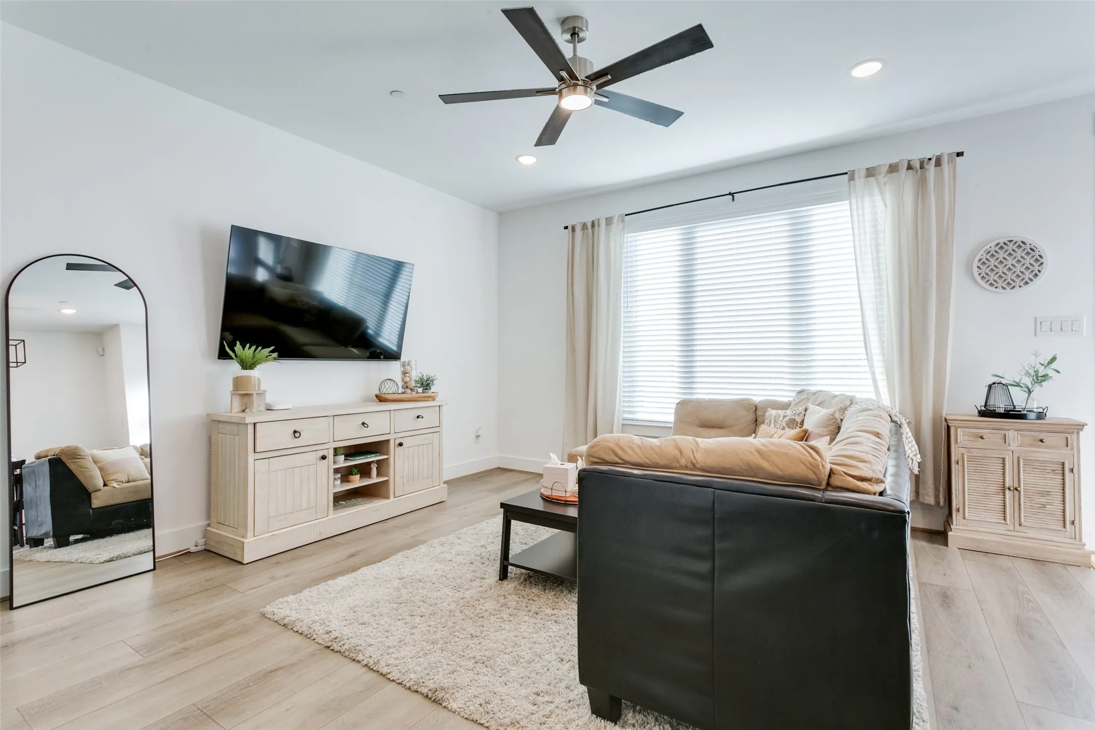 Townhouse For Rent in Tarrant County , 7605 Reis Lane, North Richland Hills, Texas 76182, 2 Bedroom, 3 Bathroom, 2 Garage spaces, 1,662 Sqft, built in 2021, mls#21402212, Real Estate Agent in North Richland Hills, Homes For Rent in Tarrant county, Homes For Rent in North Richland Hills, Realtor in North Richland Hills Texas, Real Estate Brokerage Independent Realty Texas, Luminita Cordes Realtor