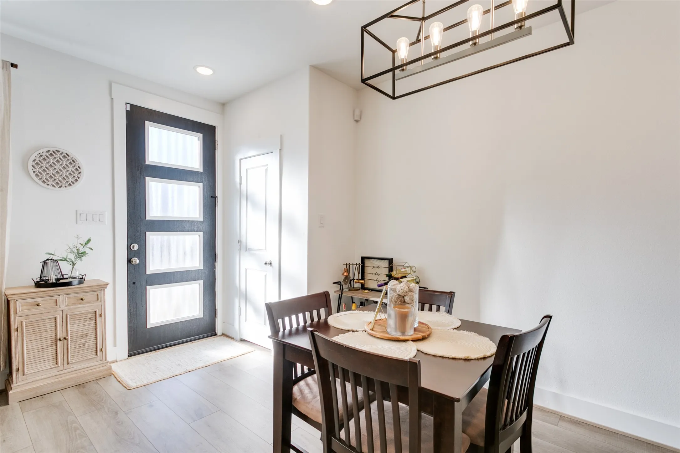 Townhouse For Rent in Tarrant County , 7605 Reis Lane, North Richland Hills, Texas 76182, 2 Bedroom, 3 Bathroom, 2 Garage spaces, 1,662 Sqft, built in 2021, mls#21402212, Real Estate Agent in North Richland Hills, Homes For Rent in Tarrant county, Homes For Rent in North Richland Hills, Realtor in North Richland Hills Texas, Real Estate Brokerage Independent Realty Texas, Luminita Cordes Realtor