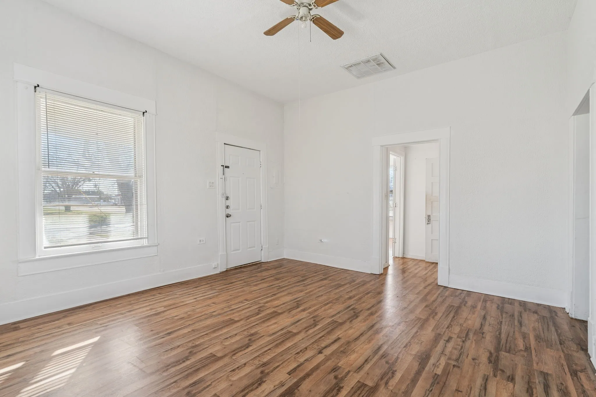 Single Family Residence For Sale in Dallas County , 319 Mckinney Street, Mesquite, Texas 75149, 2 Bedroom, 2 Bathroom, Garage spaces, 1,026 Sqft, built in 1935, mls#21400446, Real Estate Agent in Mesquite, Homes For Sale in Dallas county, Homes For Sale in Mesquite, Realtor in Mesquite Texas, Real Estate Brokerage Independent Realty Texas, Luminita Cordes Realtor
