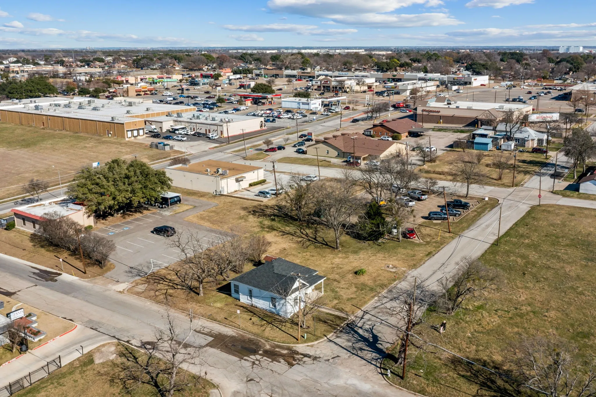 Single Family Residence For Sale in Dallas County , 319 Mckinney Street, Mesquite, Texas 75149, 2 Bedroom, 2 Bathroom, Garage spaces, 1,026 Sqft, built in 1935, mls#21400446, Real Estate Agent in Mesquite, Homes For Sale in Dallas county, Homes For Sale in Mesquite, Realtor in Mesquite Texas, Real Estate Brokerage Independent Realty Texas, Luminita Cordes Realtor