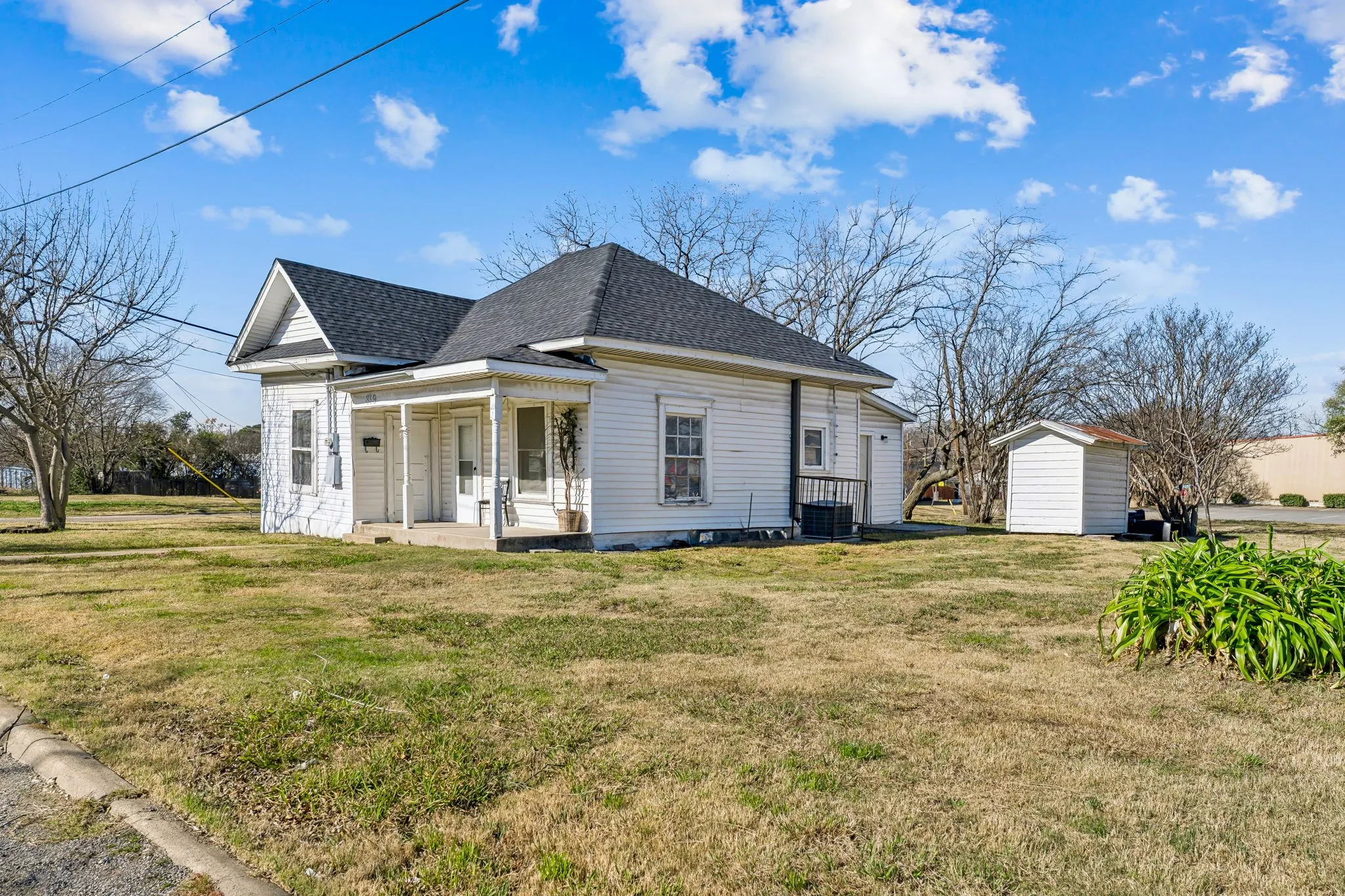 Single Family Residence For Sale in Dallas County , 319 Mckinney Street, Mesquite, Texas 75149, 2 Bedroom, 2 Bathroom, Garage spaces, 1,026 Sqft, built in 1935, mls#21400446, Real Estate Agent in Mesquite, Homes For Sale in Dallas county, Homes For Sale in Mesquite, Realtor in Mesquite Texas, Real Estate Brokerage Independent Realty Texas, Luminita Cordes Realtor