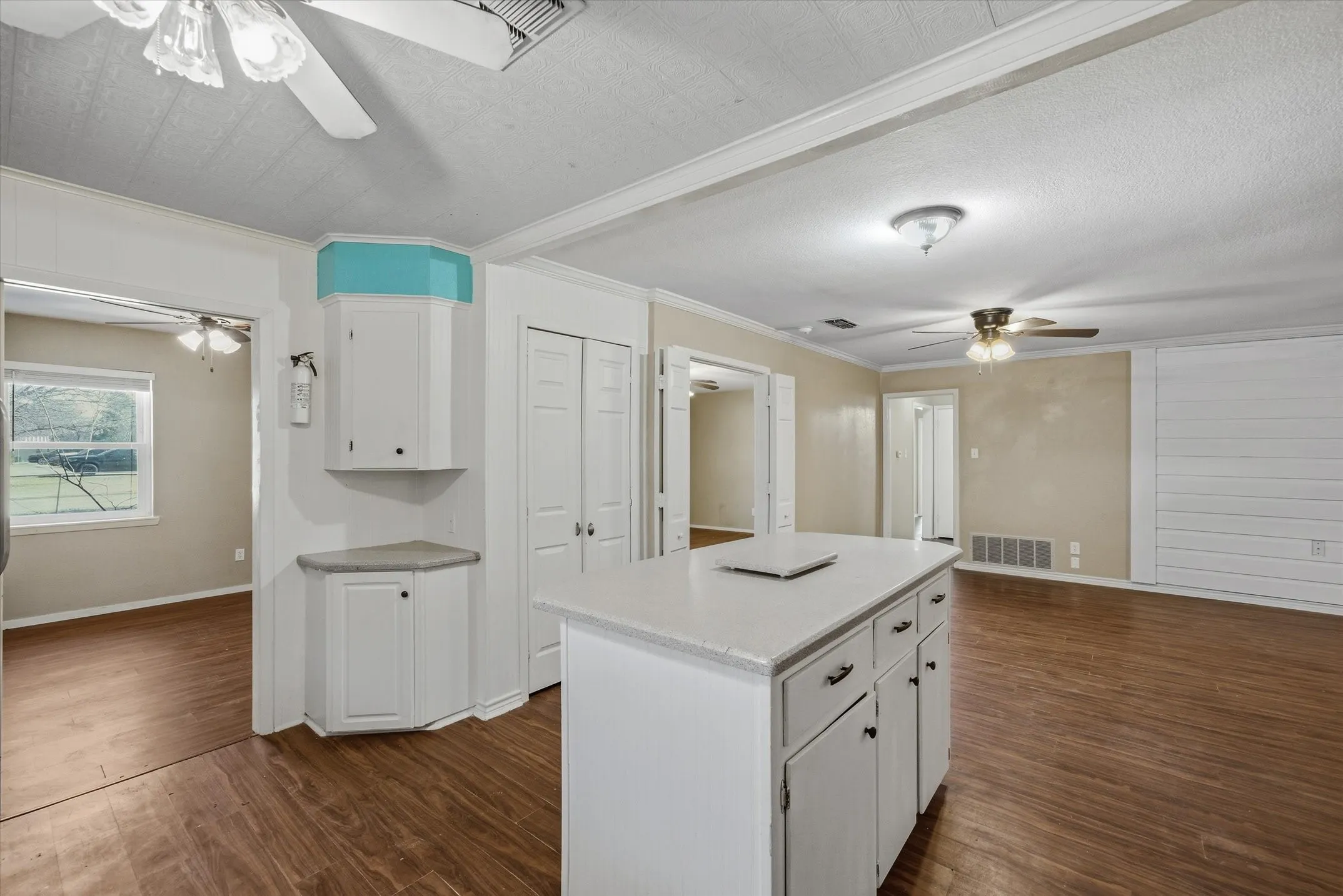 Central island with a light-toned countertop