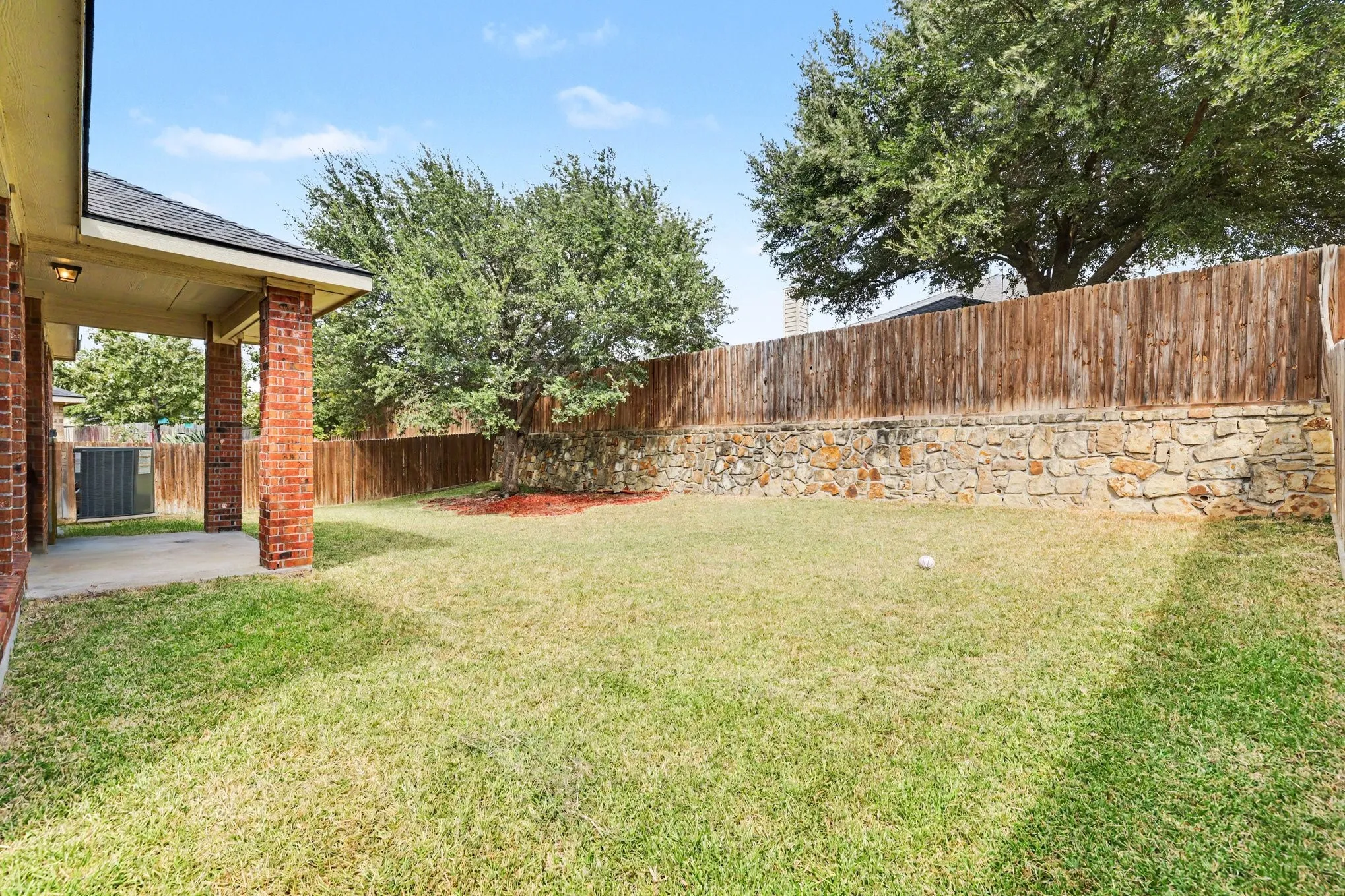 Single Family Residence For Sale in Dallas County , 8738 Misty Bluff Court, Dallas, Texas 75249, 3 Bedroom, 2 Bathroom, 2 Garage spaces, 1,878 Sqft, built in 2010, mls#21402215, Real Estate Agent in Dallas, Homes For Sale in Dallas county, Homes For Sale in Dallas, Realtor in Dallas Texas, Real Estate Brokerage Independent Realty Texas, Luminita Cordes Realtor