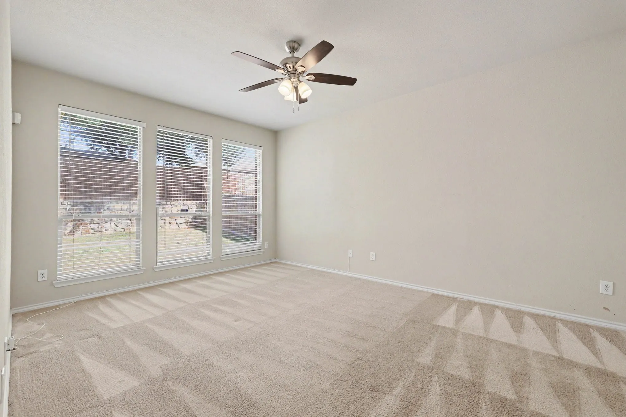 Single Family Residence For Sale in Dallas County , 8738 Misty Bluff Court, Dallas, Texas 75249, 3 Bedroom, 2 Bathroom, 2 Garage spaces, 1,878 Sqft, built in 2010, mls#21402215, Real Estate Agent in Dallas, Homes For Sale in Dallas county, Homes For Sale in Dallas, Realtor in Dallas Texas, Real Estate Brokerage Independent Realty Texas, Luminita Cordes Realtor