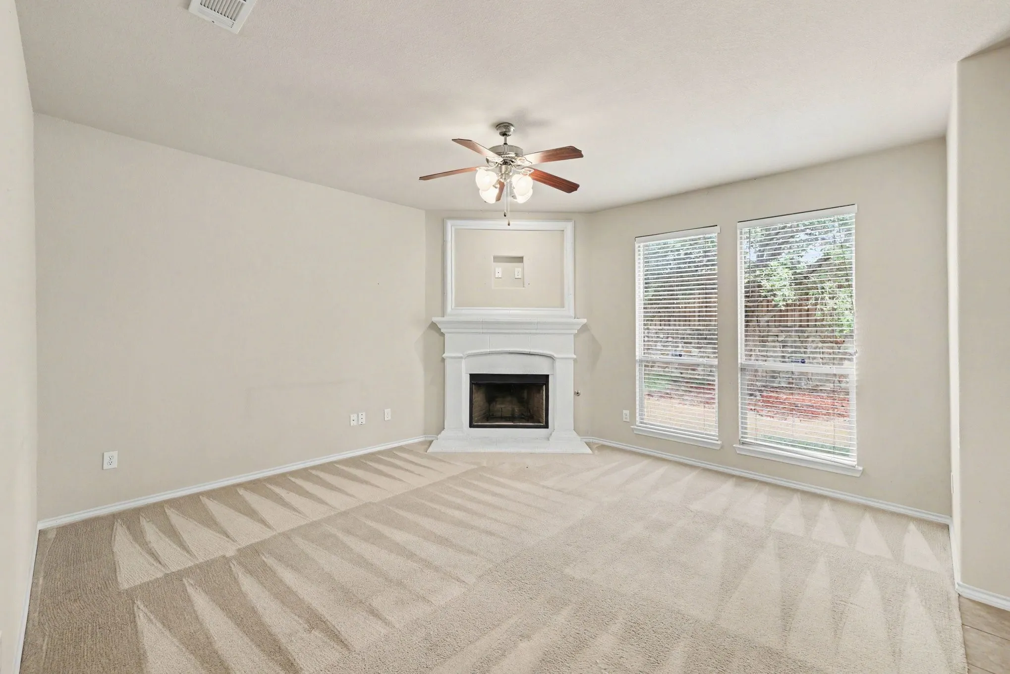 Single Family Residence For Sale in Dallas County , 8738 Misty Bluff Court, Dallas, Texas 75249, 3 Bedroom, 2 Bathroom, 2 Garage spaces, 1,878 Sqft, built in 2010, mls#21402215, Real Estate Agent in Dallas, Homes For Sale in Dallas county, Homes For Sale in Dallas, Realtor in Dallas Texas, Real Estate Brokerage Independent Realty Texas, Luminita Cordes Realtor