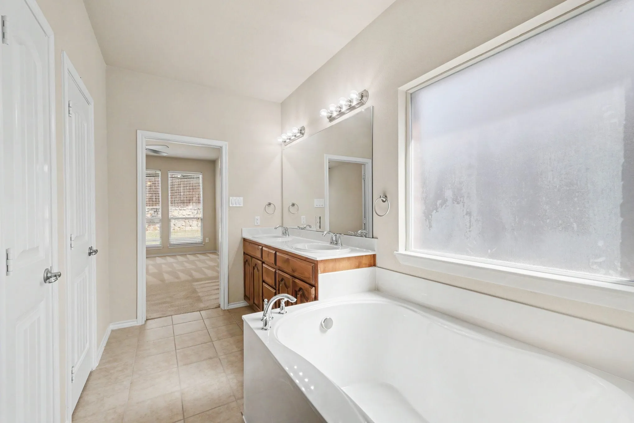Single Family Residence For Sale in Dallas County , 8738 Misty Bluff Court, Dallas, Texas 75249, 3 Bedroom, 2 Bathroom, 2 Garage spaces, 1,878 Sqft, built in 2010, mls#21402215, Real Estate Agent in Dallas, Homes For Sale in Dallas county, Homes For Sale in Dallas, Realtor in Dallas Texas, Real Estate Brokerage Independent Realty Texas, Luminita Cordes Realtor