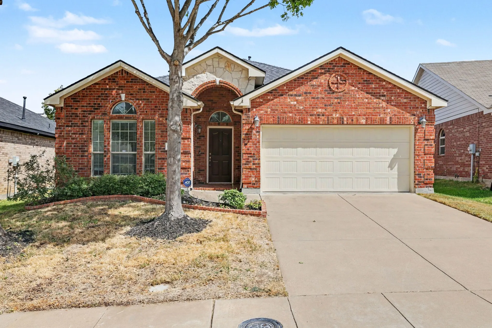 Single Family Residence For Sale in Dallas County , 8738 Misty Bluff Court, Dallas, Texas 75249, 3 Bedroom, 2 Bathroom, 2 Garage spaces, 1,878 Sqft, built in 2010, mls#21402215, Real Estate Agent in Dallas, Homes For Sale in Dallas county, Homes For Sale in Dallas, Realtor in Dallas Texas, Real Estate Brokerage Independent Realty Texas, Luminita Cordes Realtor