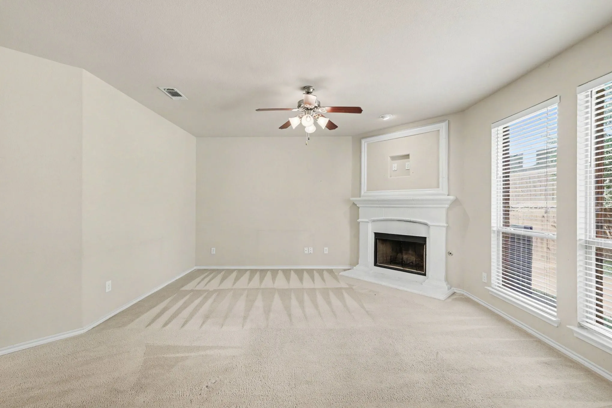 Single Family Residence For Sale in Dallas County , 8738 Misty Bluff Court, Dallas, Texas 75249, 3 Bedroom, 2 Bathroom, 2 Garage spaces, 1,878 Sqft, built in 2010, mls#21402215, Real Estate Agent in Dallas, Homes For Sale in Dallas county, Homes For Sale in Dallas, Realtor in Dallas Texas, Real Estate Brokerage Independent Realty Texas, Luminita Cordes Realtor