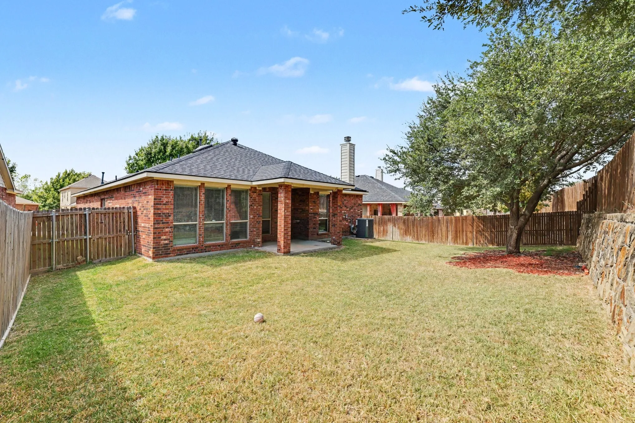 Single Family Residence For Sale in Dallas County , 8738 Misty Bluff Court, Dallas, Texas 75249, 3 Bedroom, 2 Bathroom, 2 Garage spaces, 1,878 Sqft, built in 2010, mls#21402215, Real Estate Agent in Dallas, Homes For Sale in Dallas county, Homes For Sale in Dallas, Realtor in Dallas Texas, Real Estate Brokerage Independent Realty Texas, Luminita Cordes Realtor