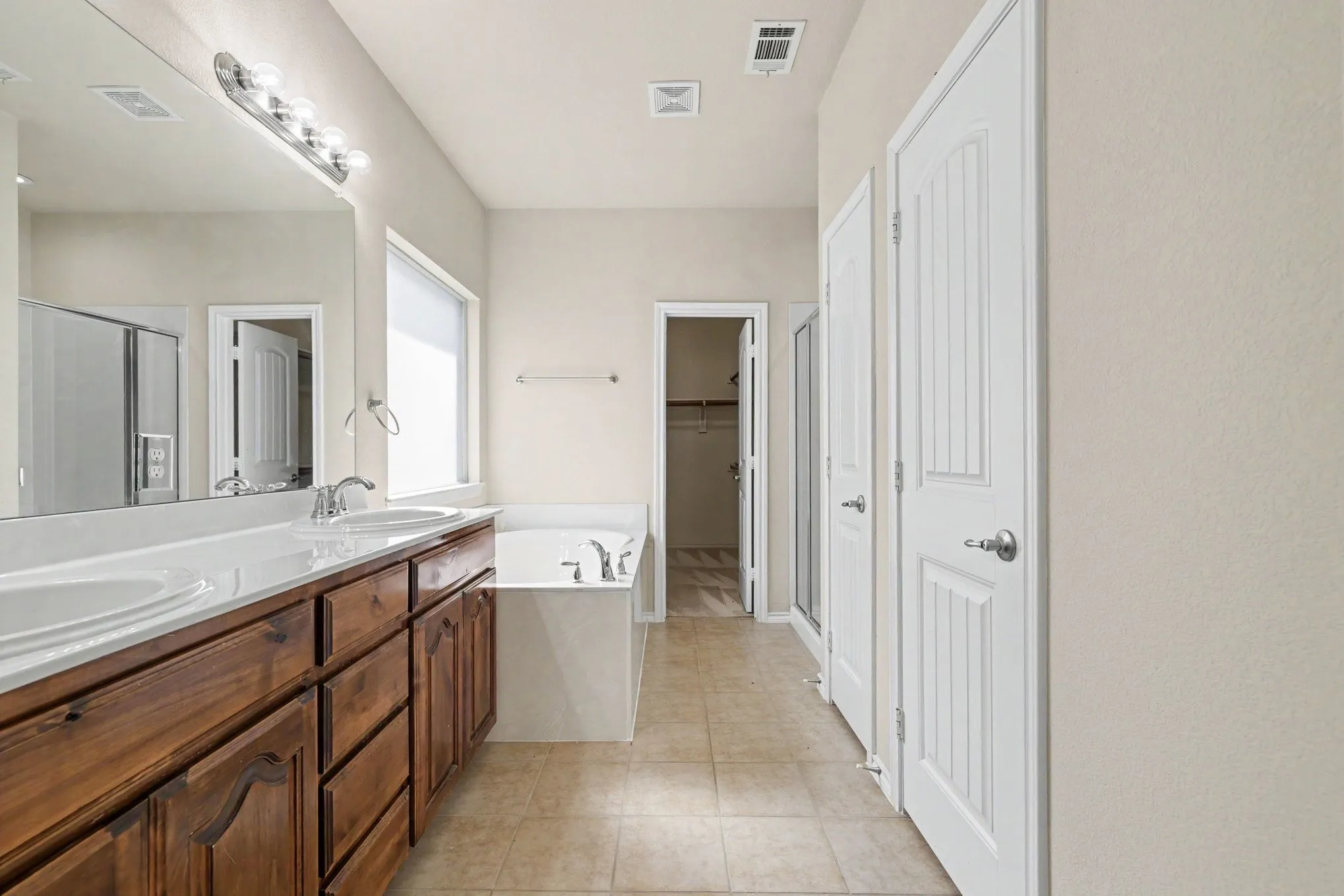 Single Family Residence For Sale in Dallas County , 8738 Misty Bluff Court, Dallas, Texas 75249, 3 Bedroom, 2 Bathroom, 2 Garage spaces, 1,878 Sqft, built in 2010, mls#21402215, Real Estate Agent in Dallas, Homes For Sale in Dallas county, Homes For Sale in Dallas, Realtor in Dallas Texas, Real Estate Brokerage Independent Realty Texas, Luminita Cordes Realtor